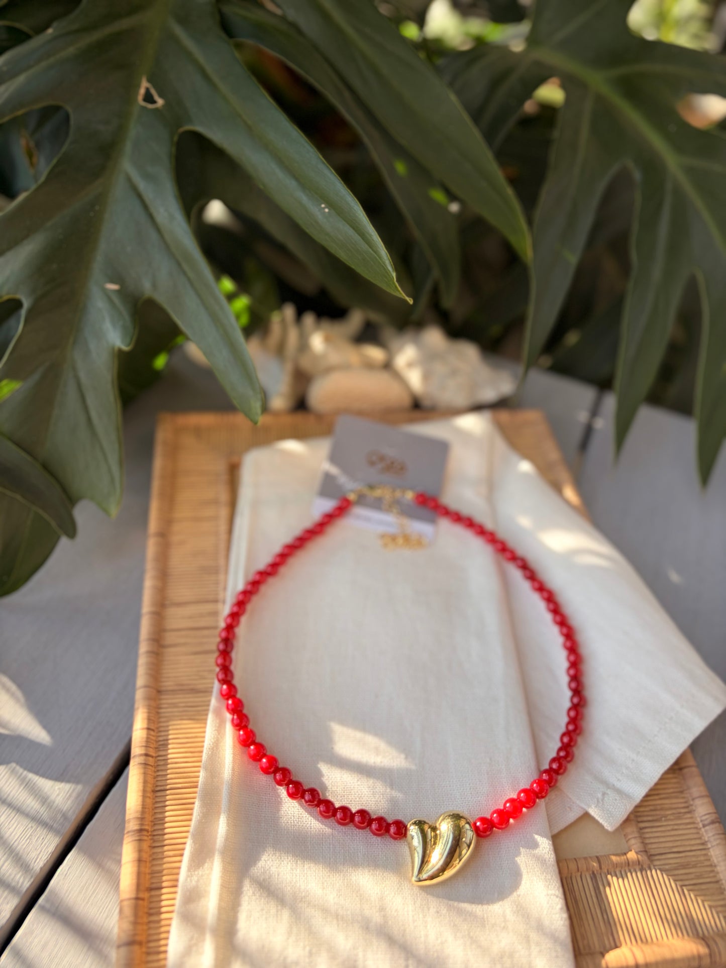 Collar perlas rojas dije corazón rodinado