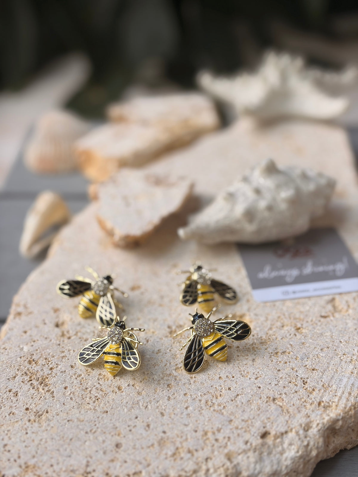 Prendedor rodinado de abeja