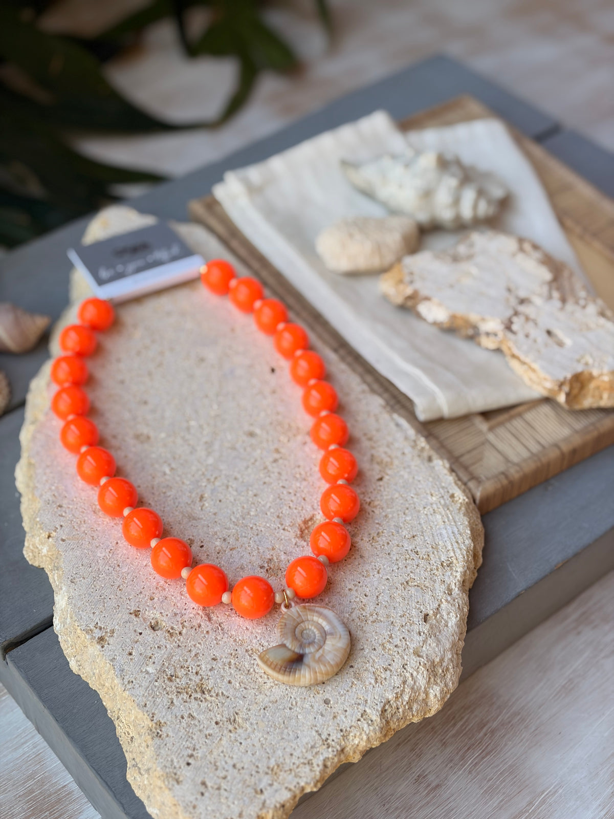 Collar bolas naranja dije concha plástica