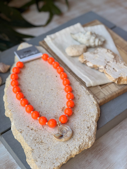 Collar bolas naranja dije concha plástica