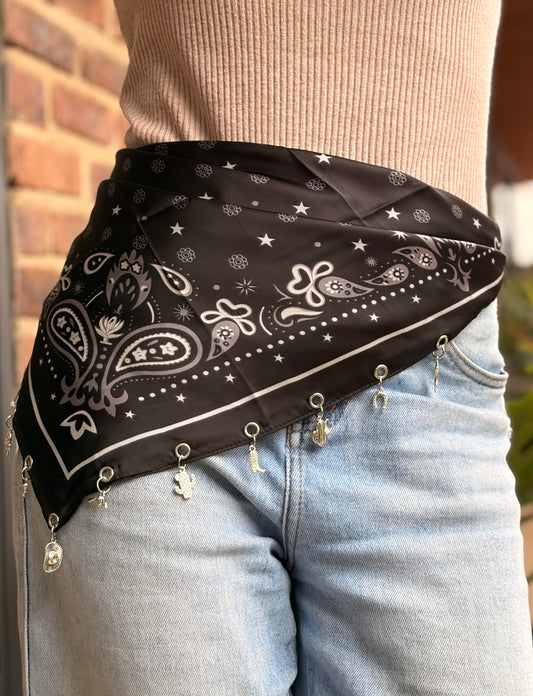 Pañoleta en seda con charms vaqueros