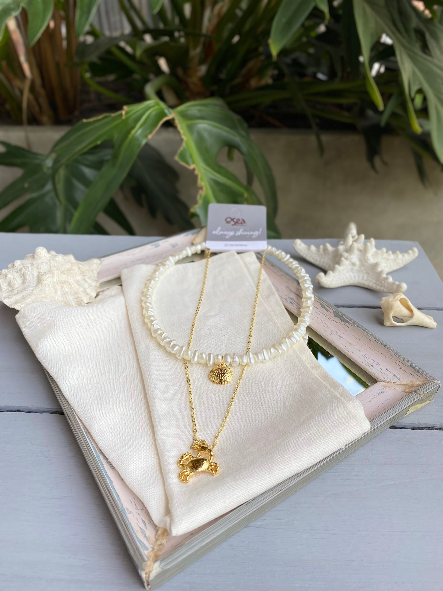 Collar doble perlas y dijes cangrejo y concha
