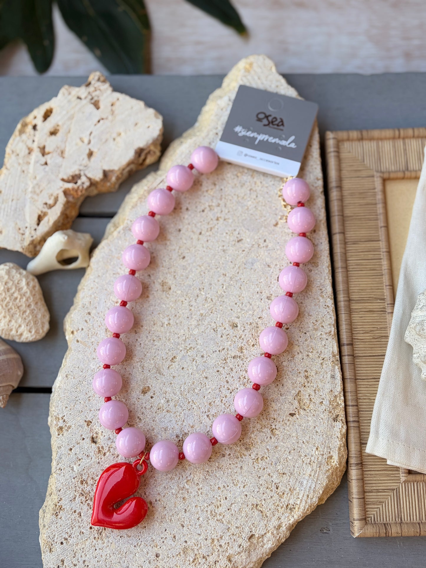 Collar bolas medianas rosadas dije corazón