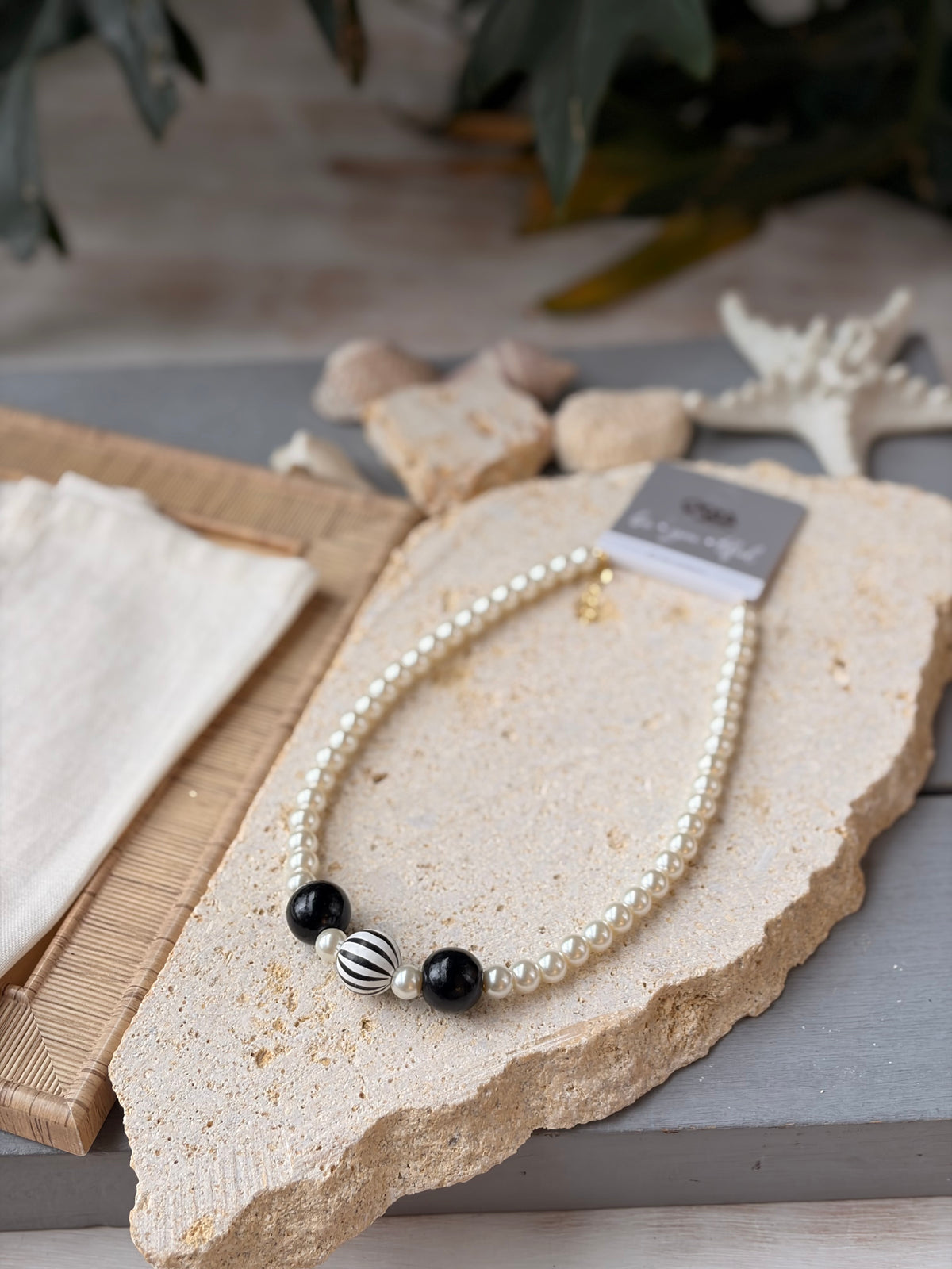 Collar perlas dijes bolas blanco y negro