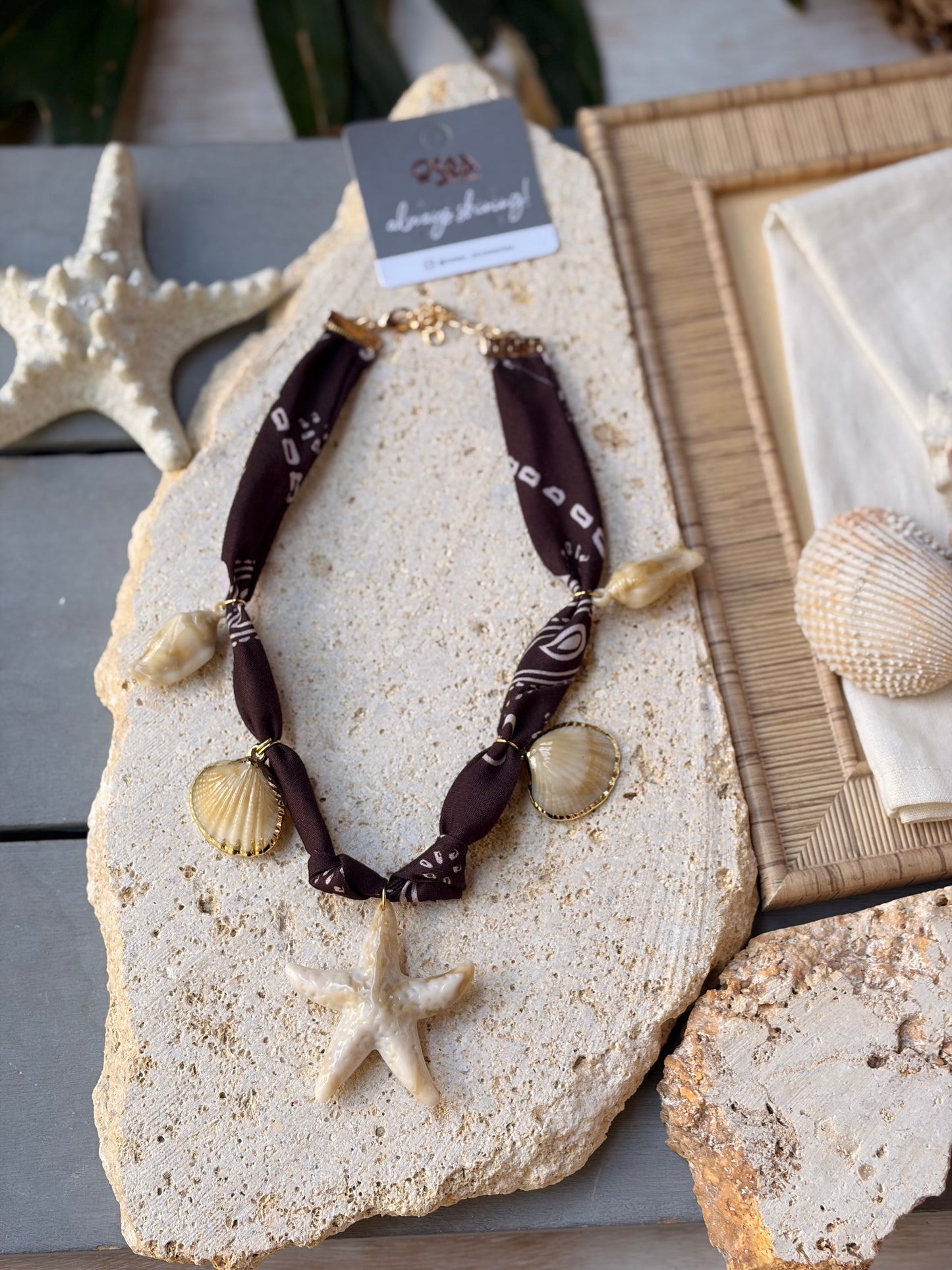 Collar de tela con dijes de playa