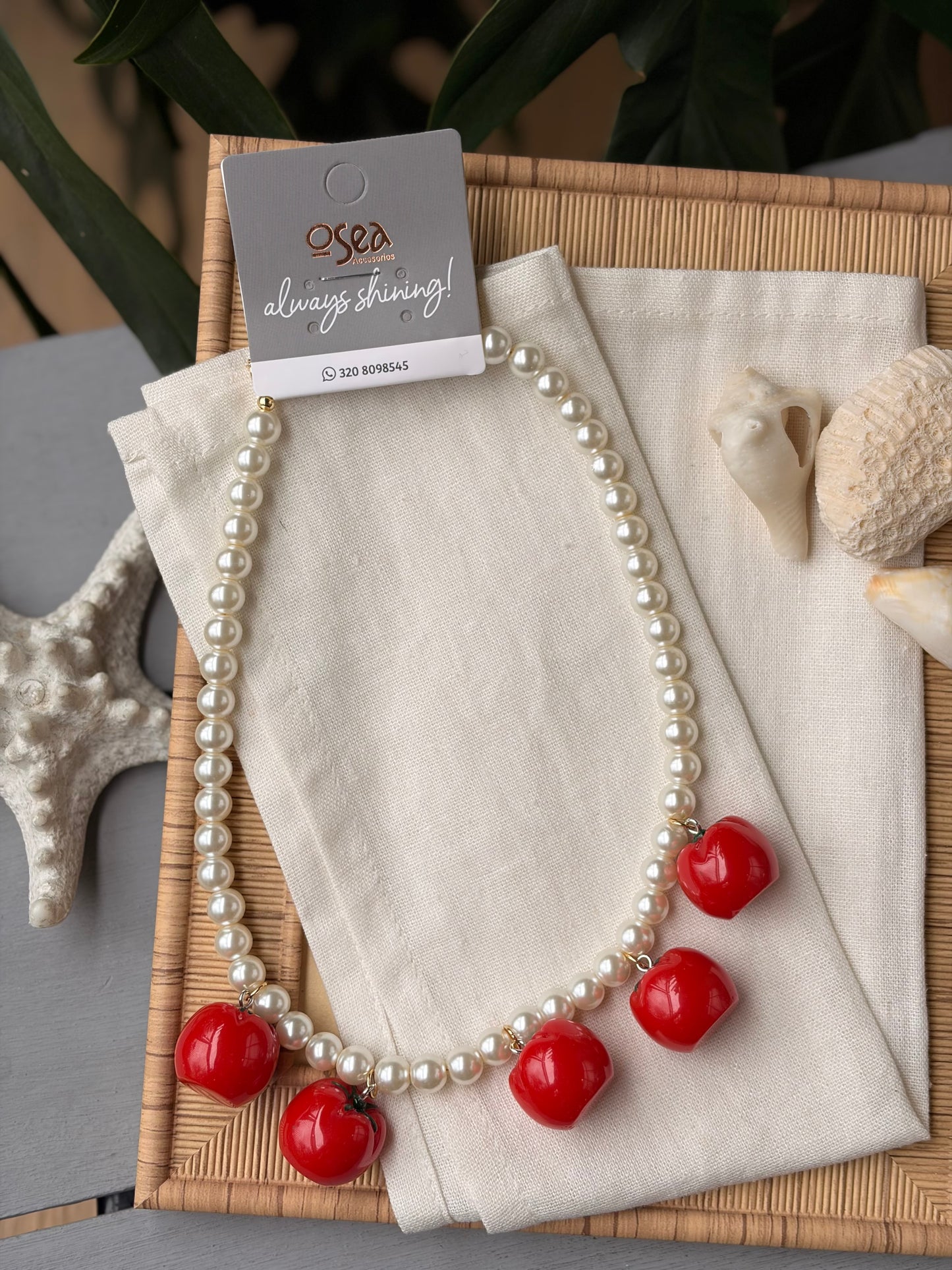 Collar perlas con dijes de tomates