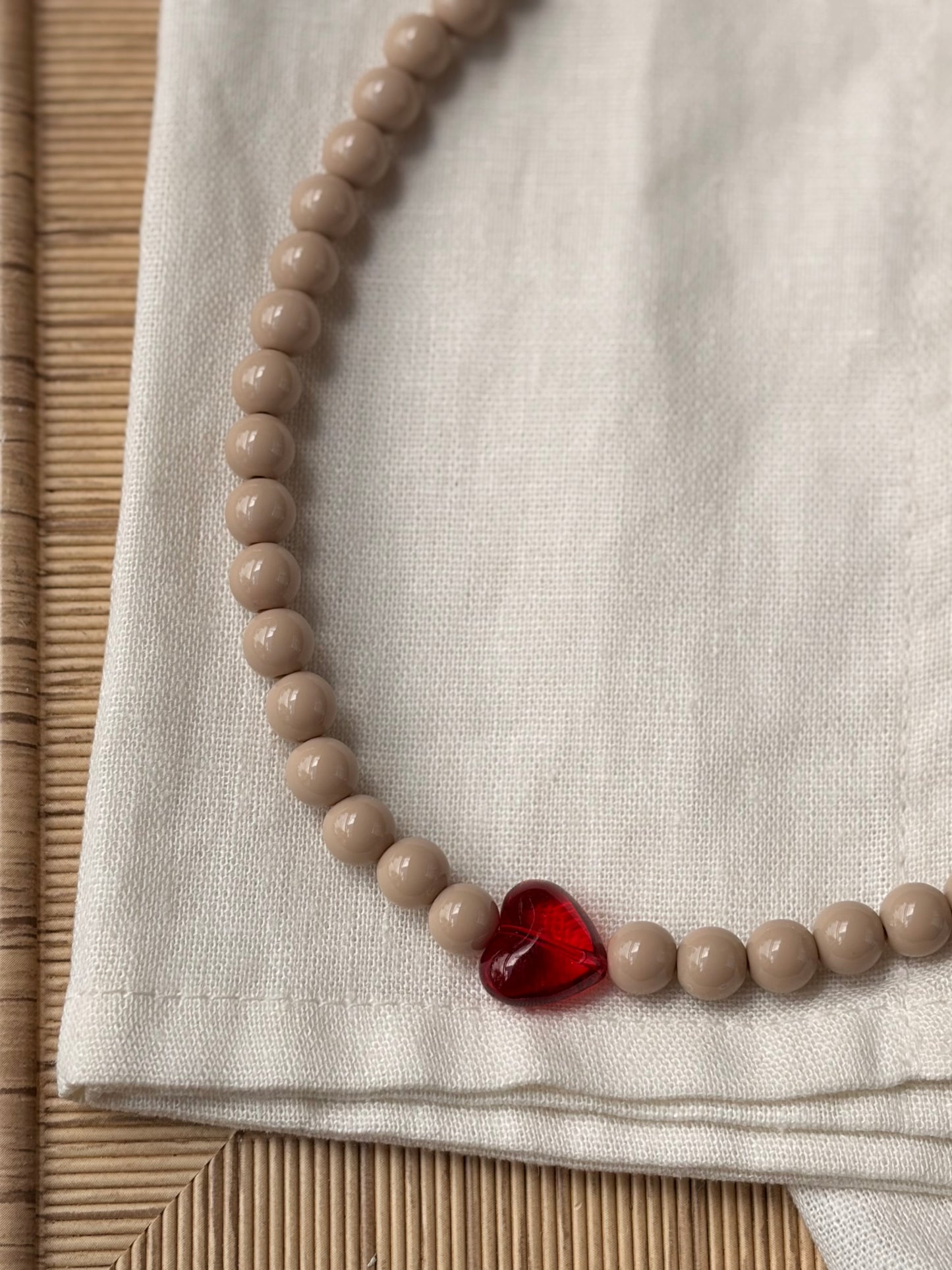 Collar bolas pequeñas beige dije corazón rojo