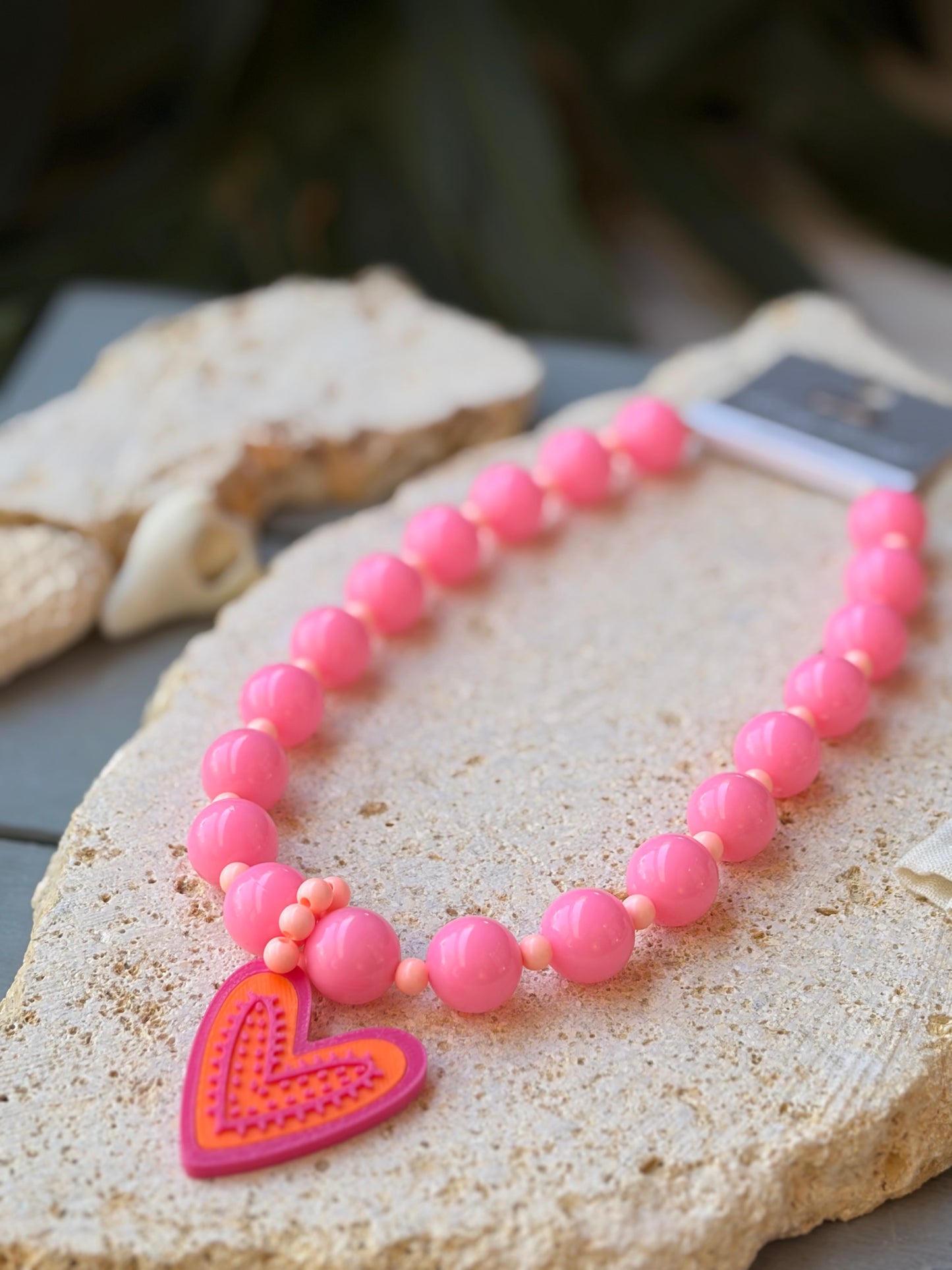 Collar bolas, mostacillas dije corazón relieve
