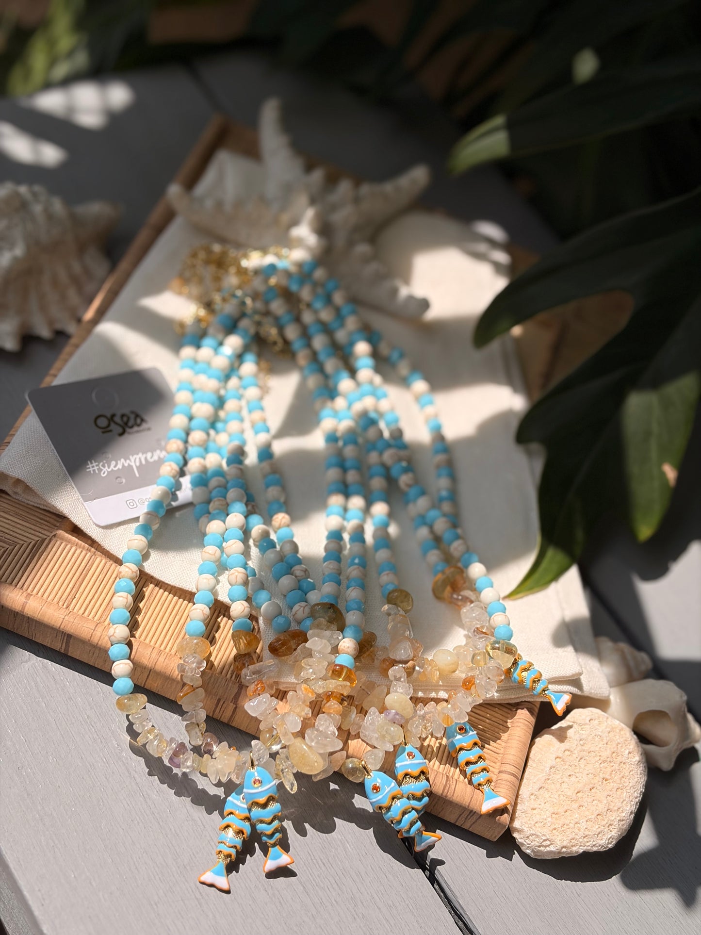 Collar pez azul con piedras