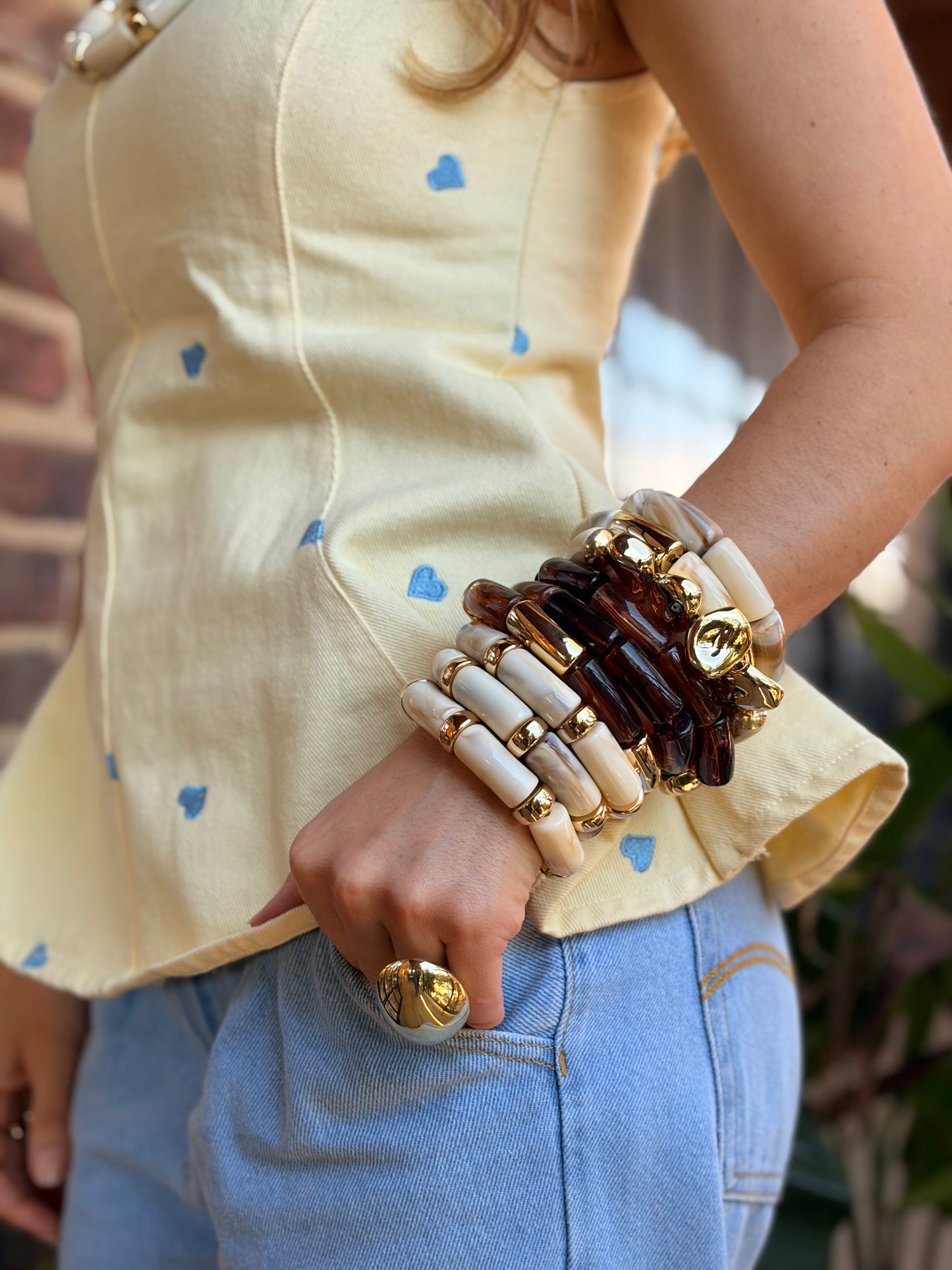Set de pulseras en resina y fantasía fina