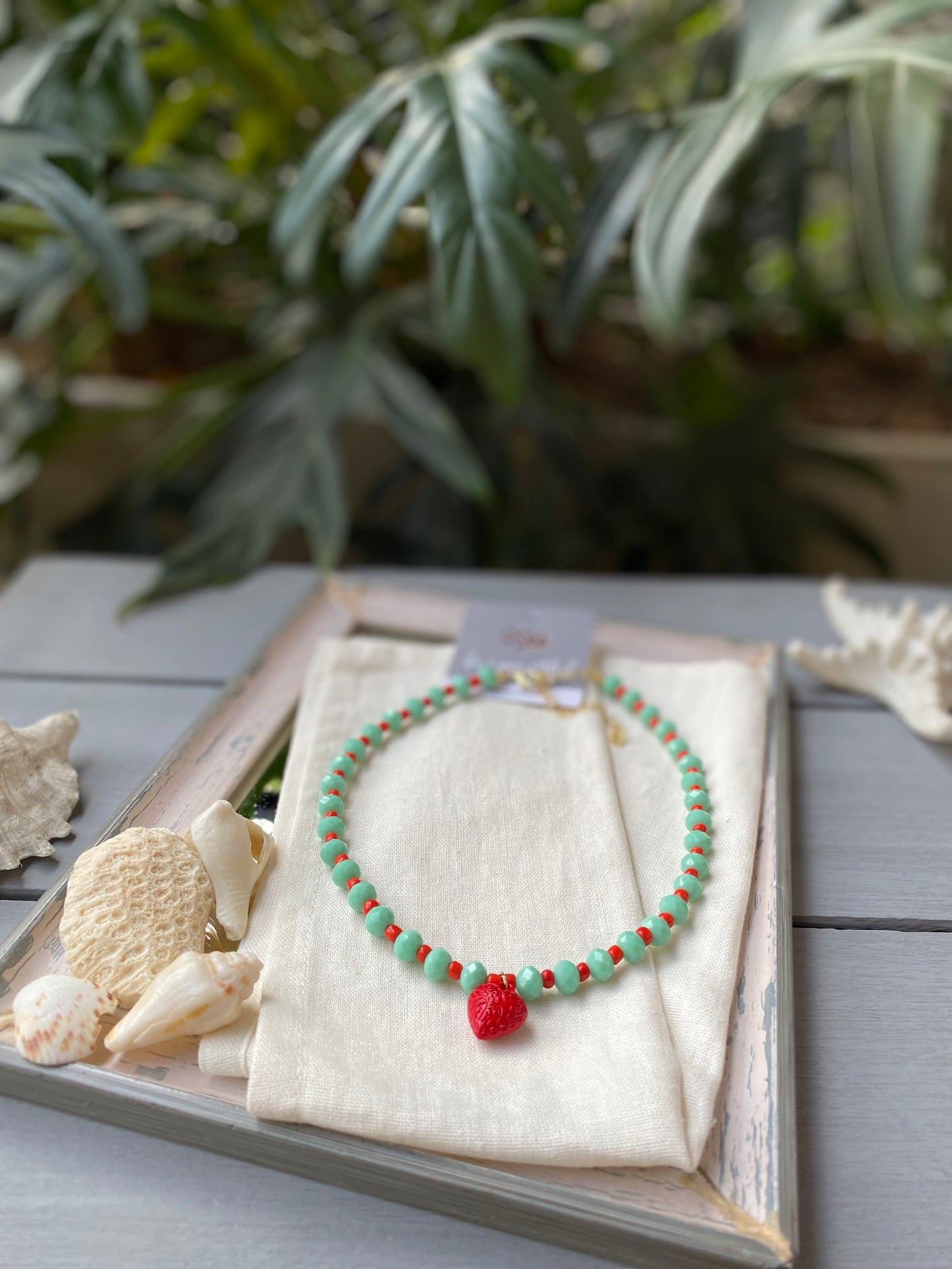 Collar piedras verdes y rojas