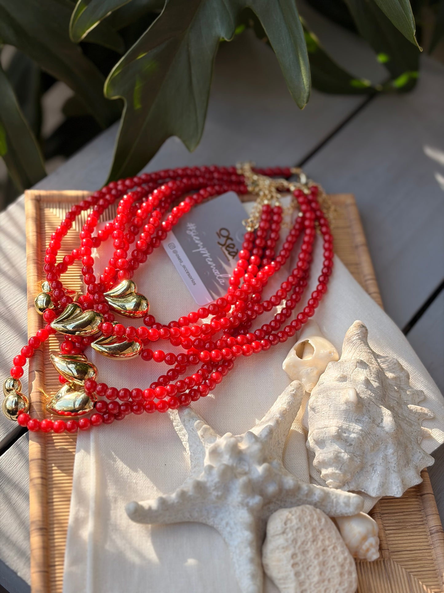 Collar perlas rojas dije corazón rodinado