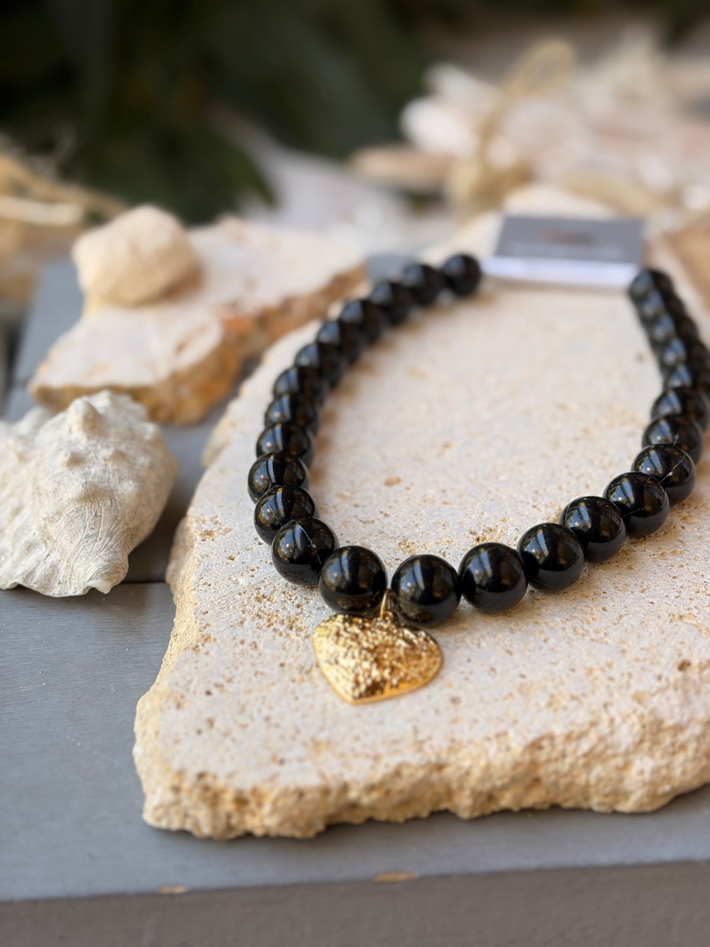 Collar bolas negras dije corazón 24k