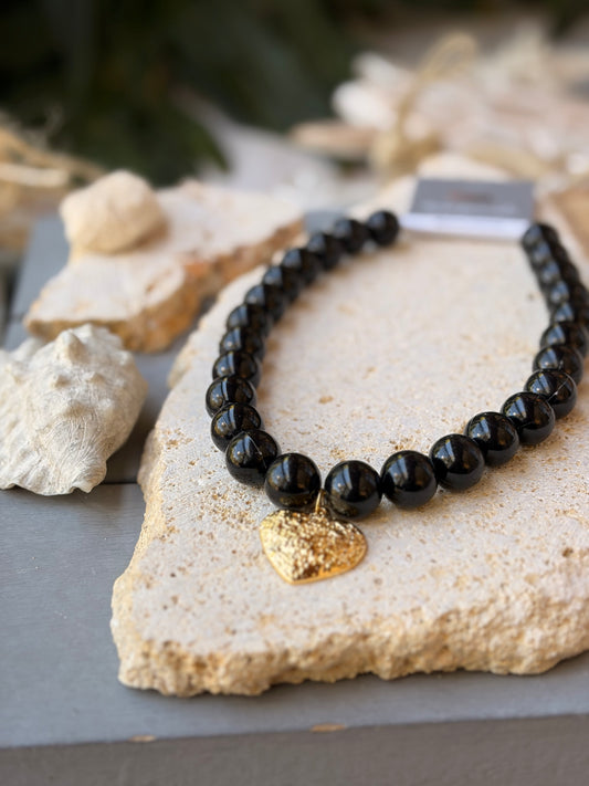 Collar bolas negras dije corazón 24k