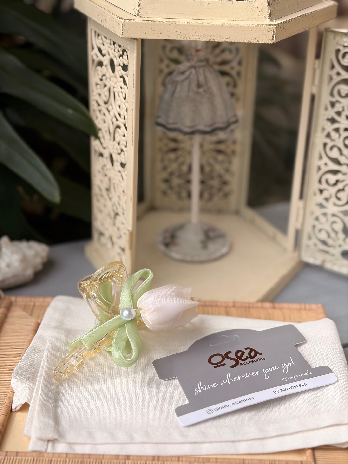 Caimán con tulipanes