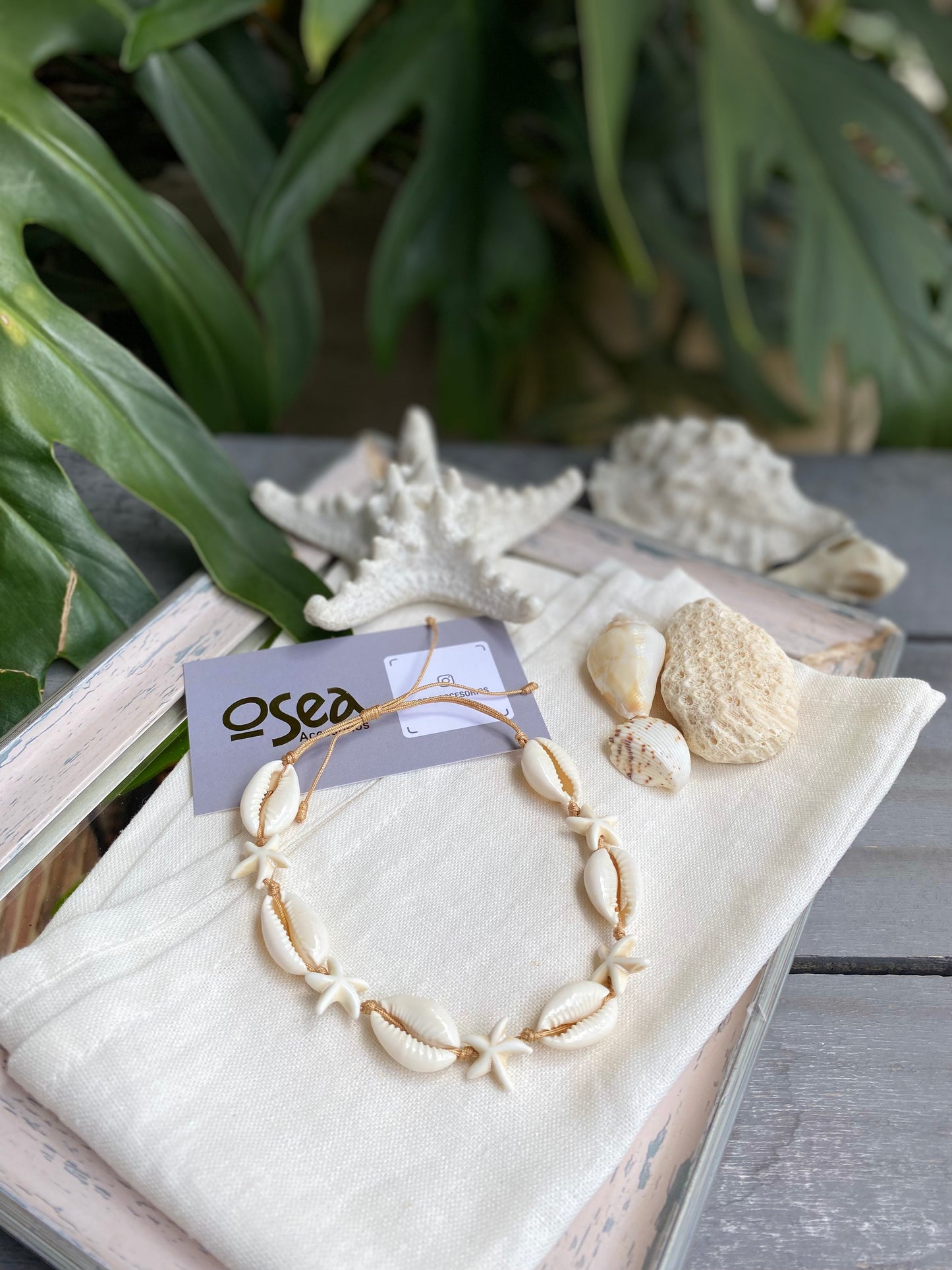 Tobillera en hilo conchas y estrella fósil