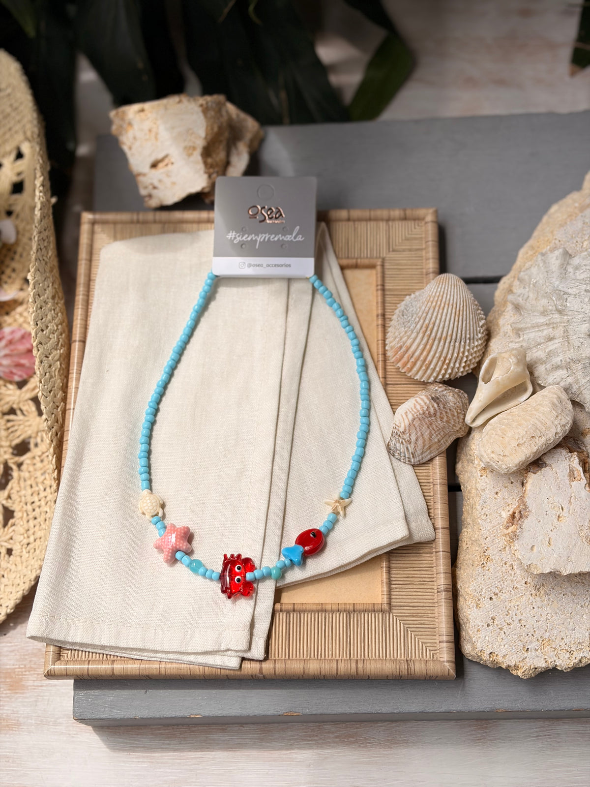 Collar chaquiras azul turquesa y dijes mar