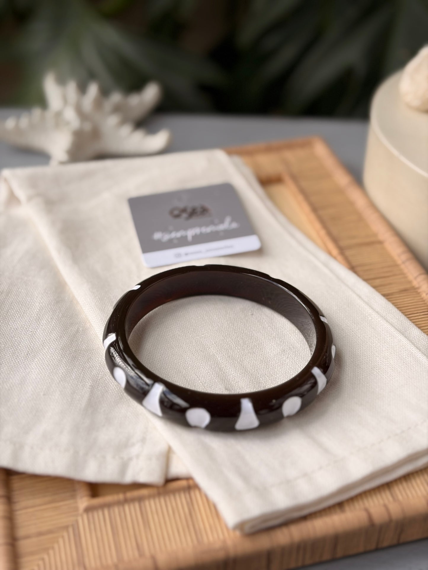 Pulsera africana en resina