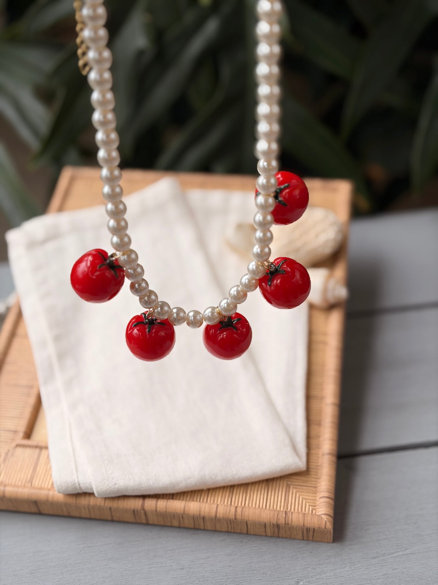 Collar perlas con dijes de tomates