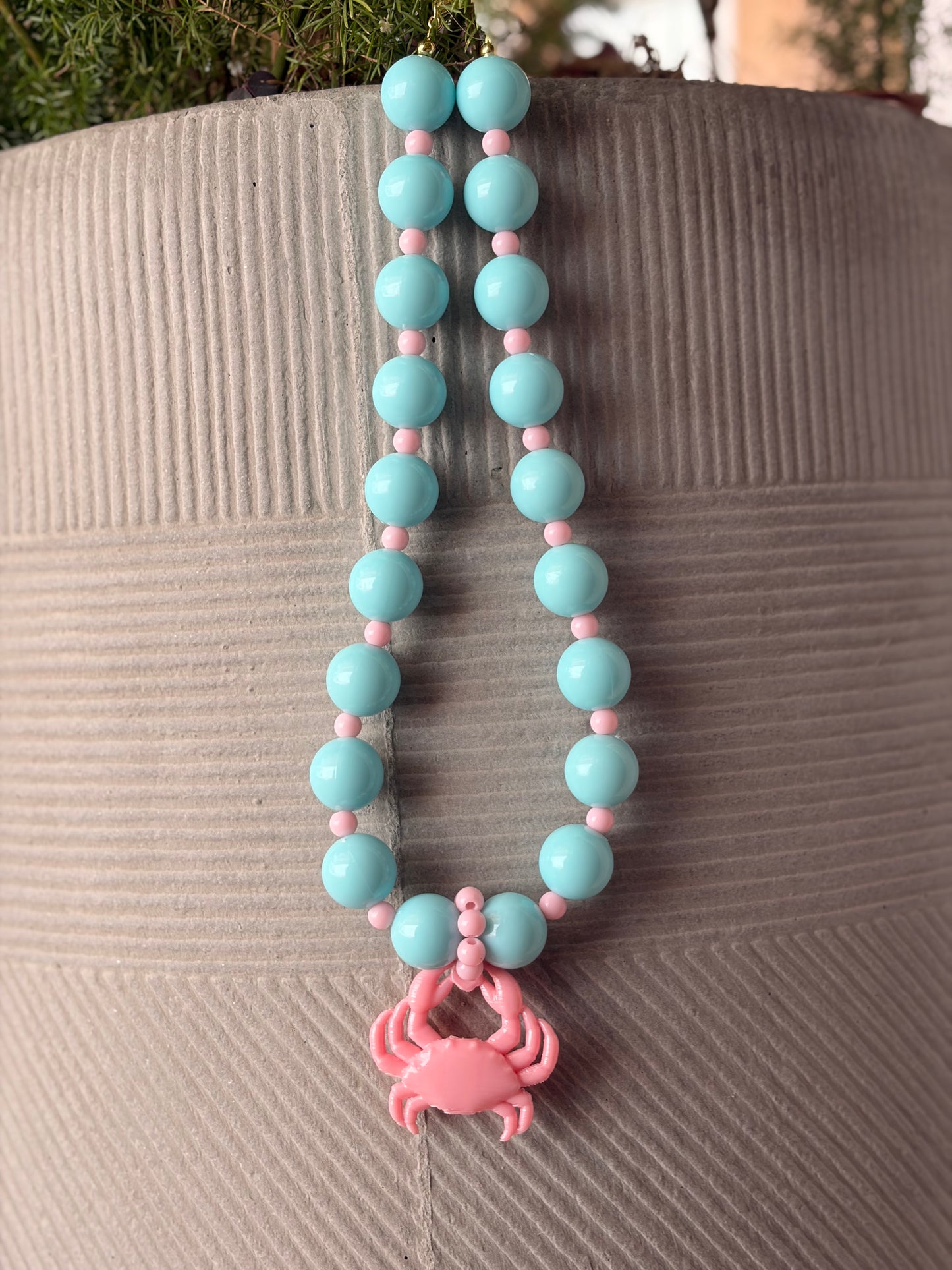 Collar bolas azul cielo dije cangrejo rosado