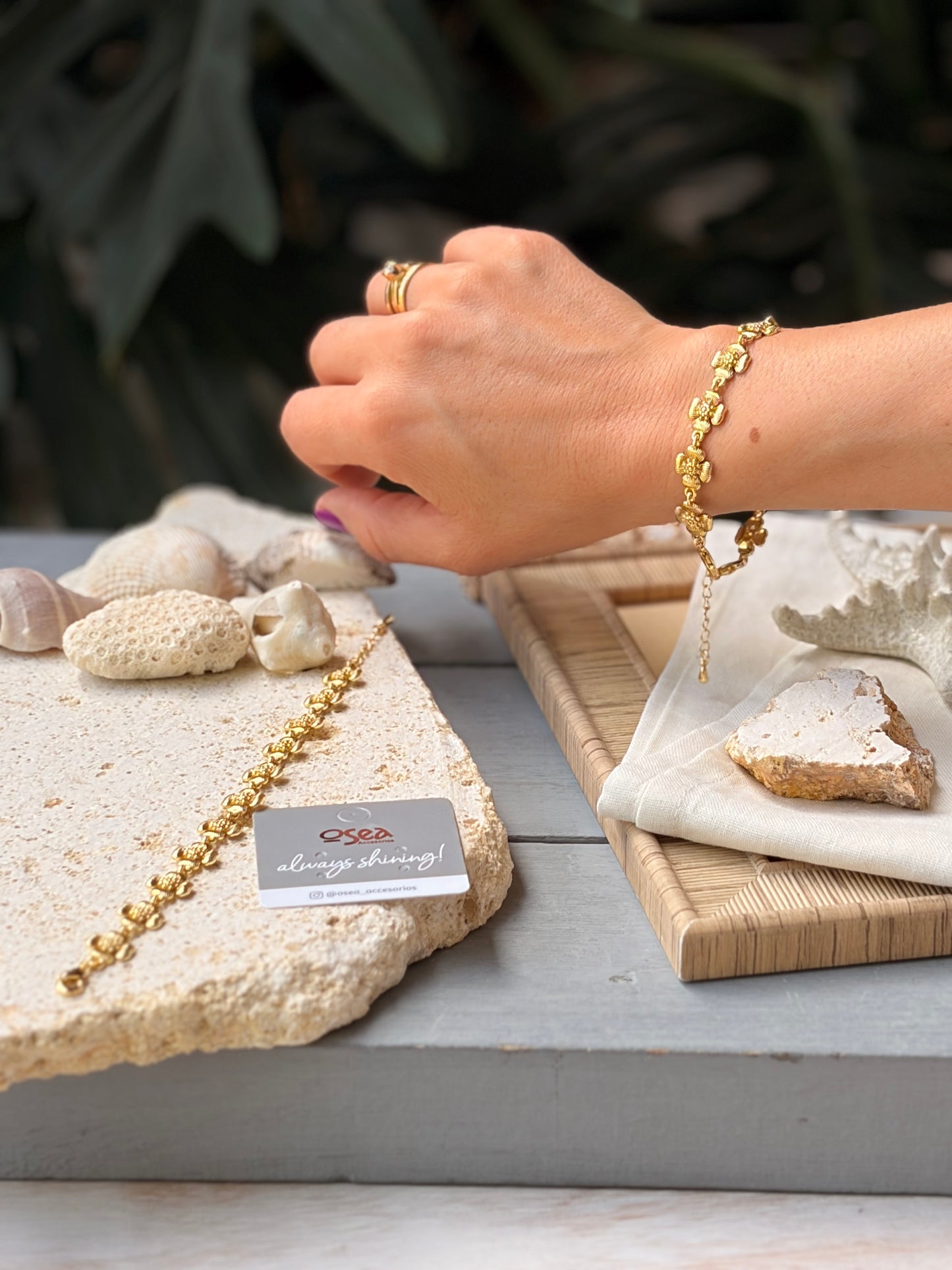 Pulsera rodinada flores y broche