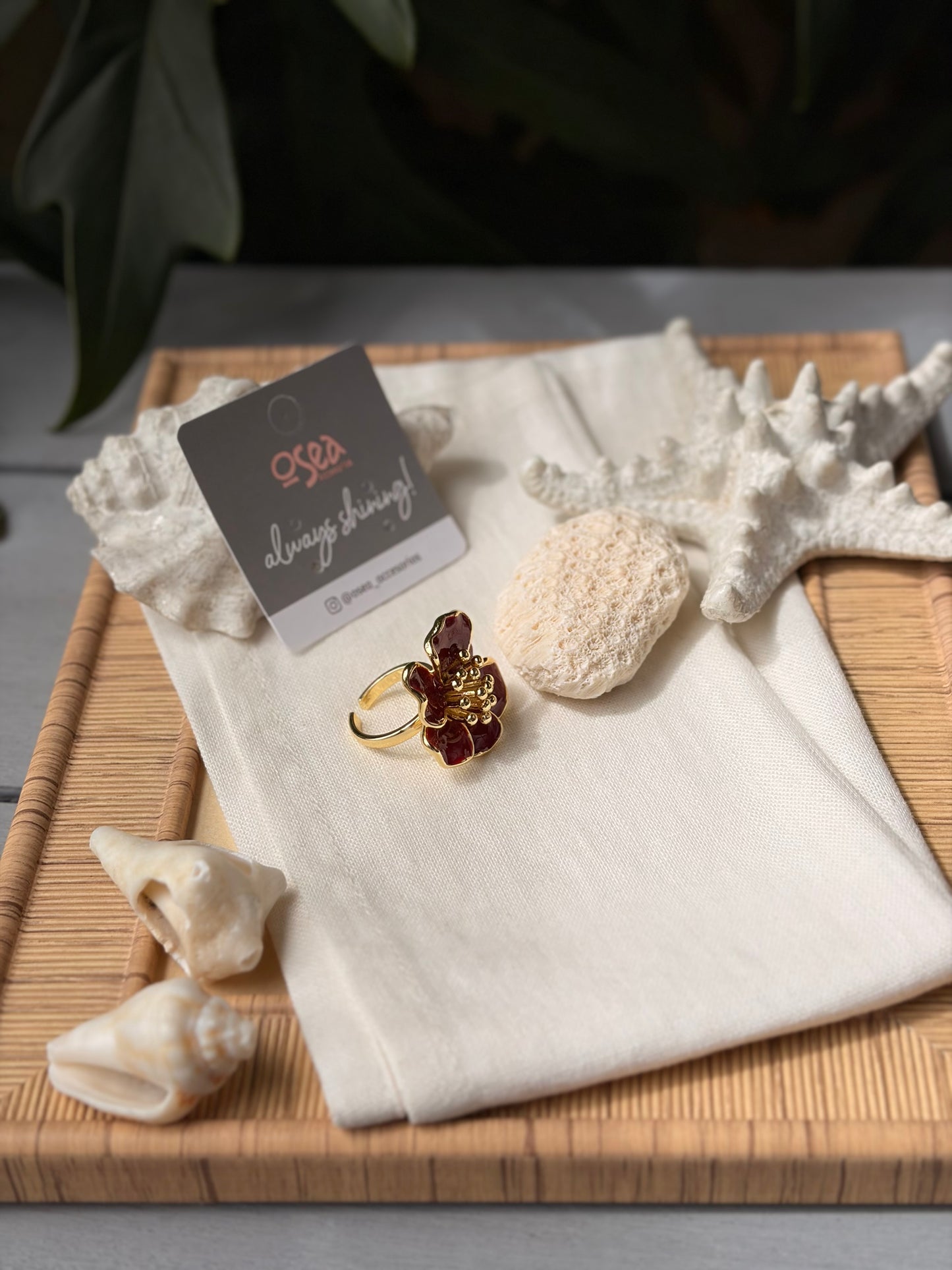 Anillo rodinado flor destello resina vinotinto