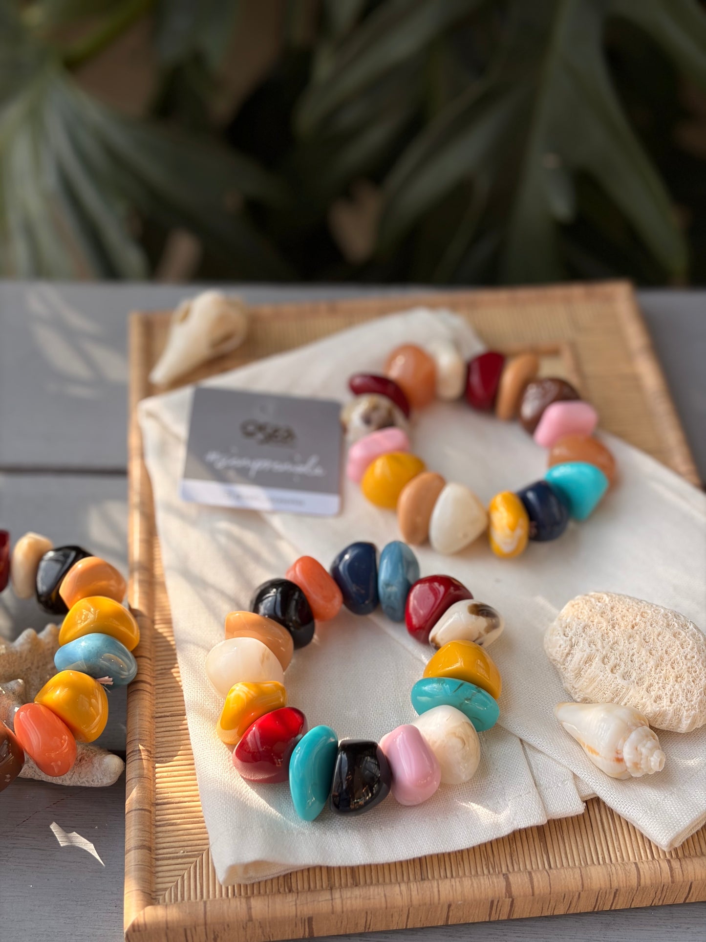 Pulsera resortada resina efecto piedras