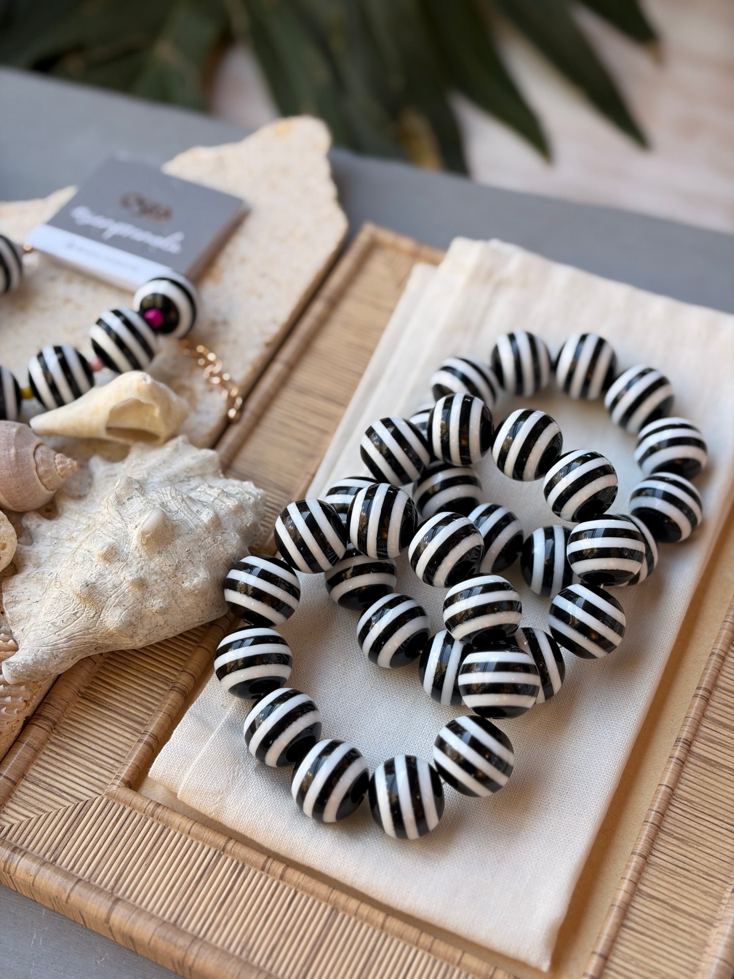 Pulsera resortada bolas en resina rayas