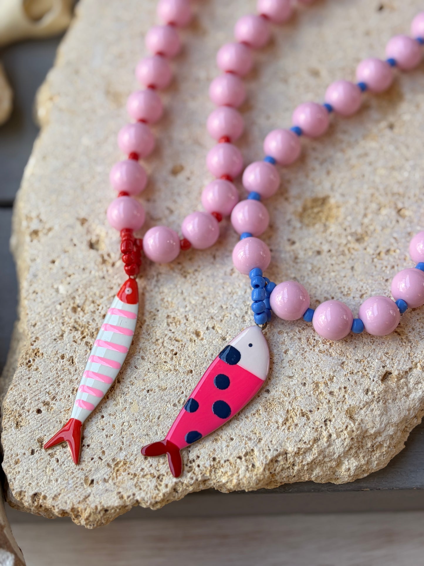 Collar largo bolas rosadas 8 mm mostacilla y pez