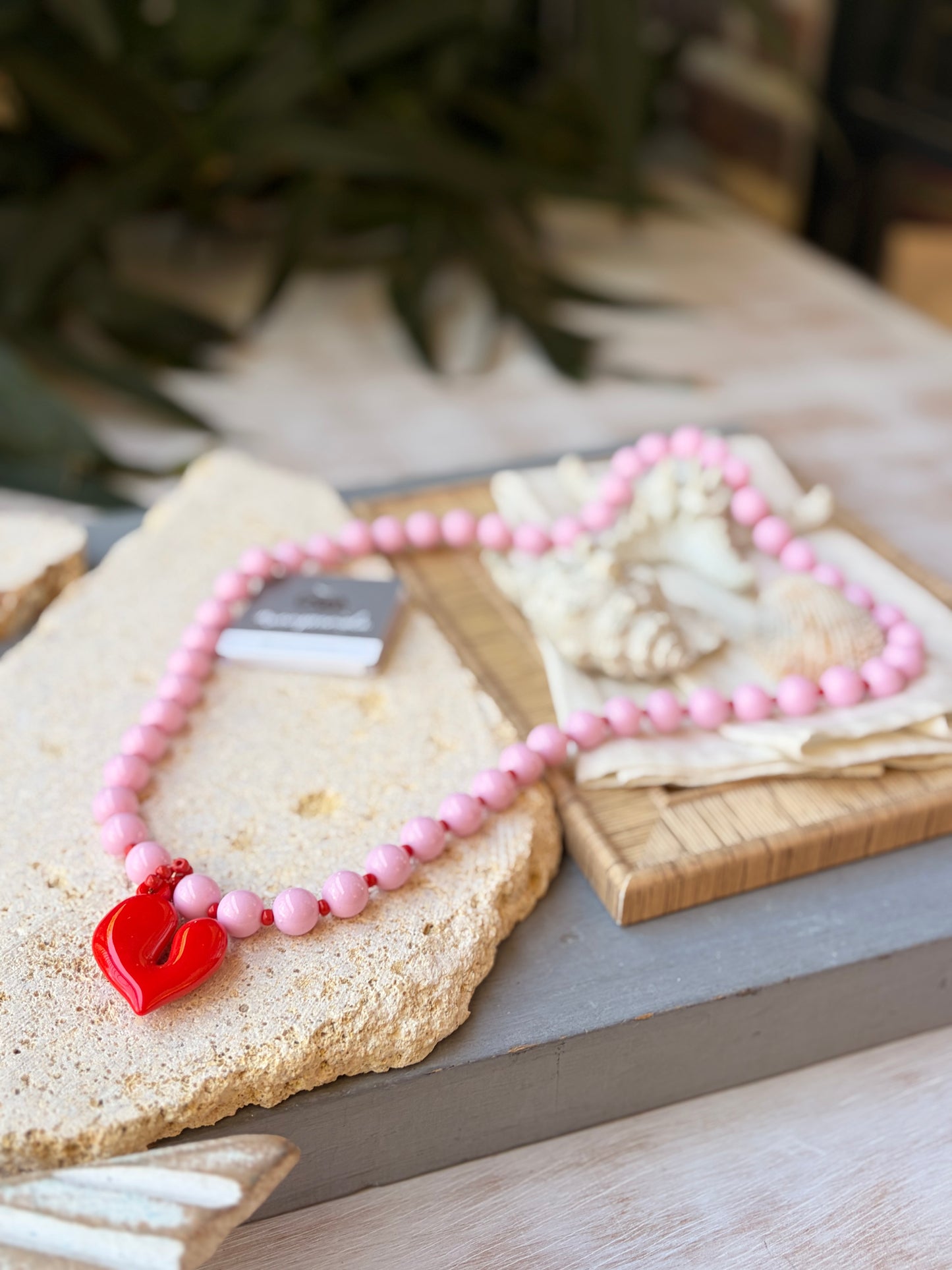 Collar largo bolas rosadas dije corazón rojo