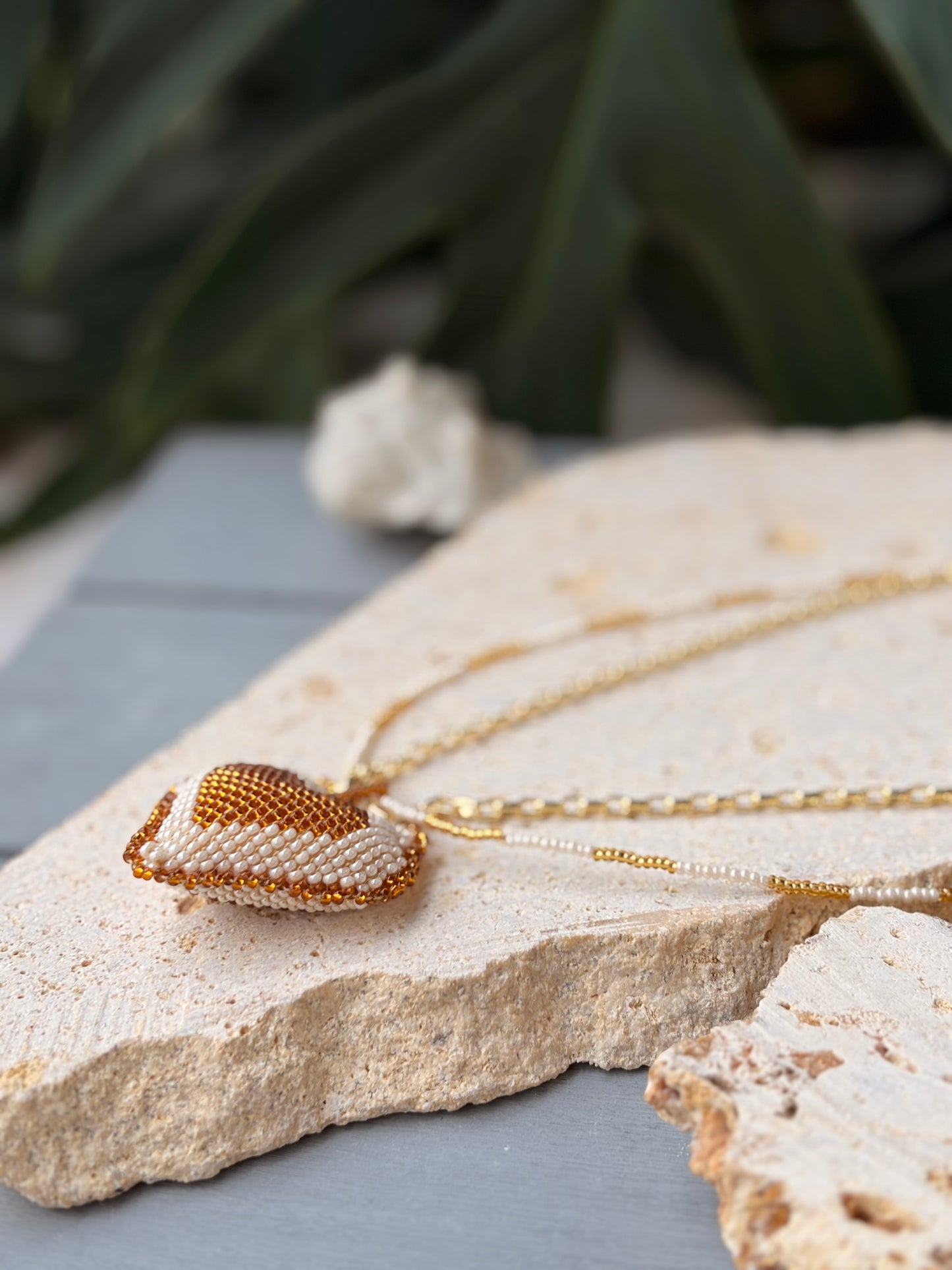 Collar tejido en mostacilla corazón doble faz
