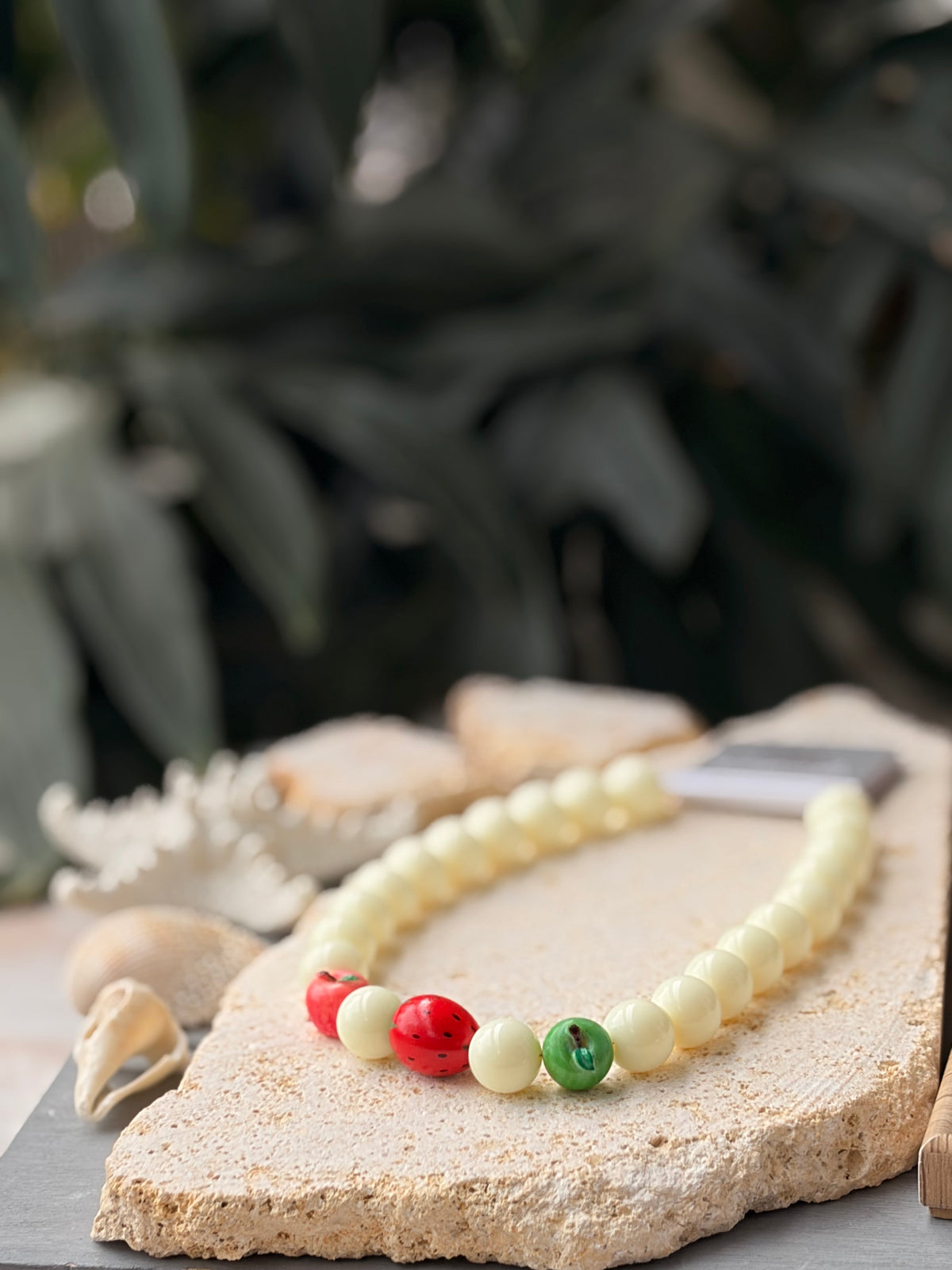 Collar bolas con dijes de frutas