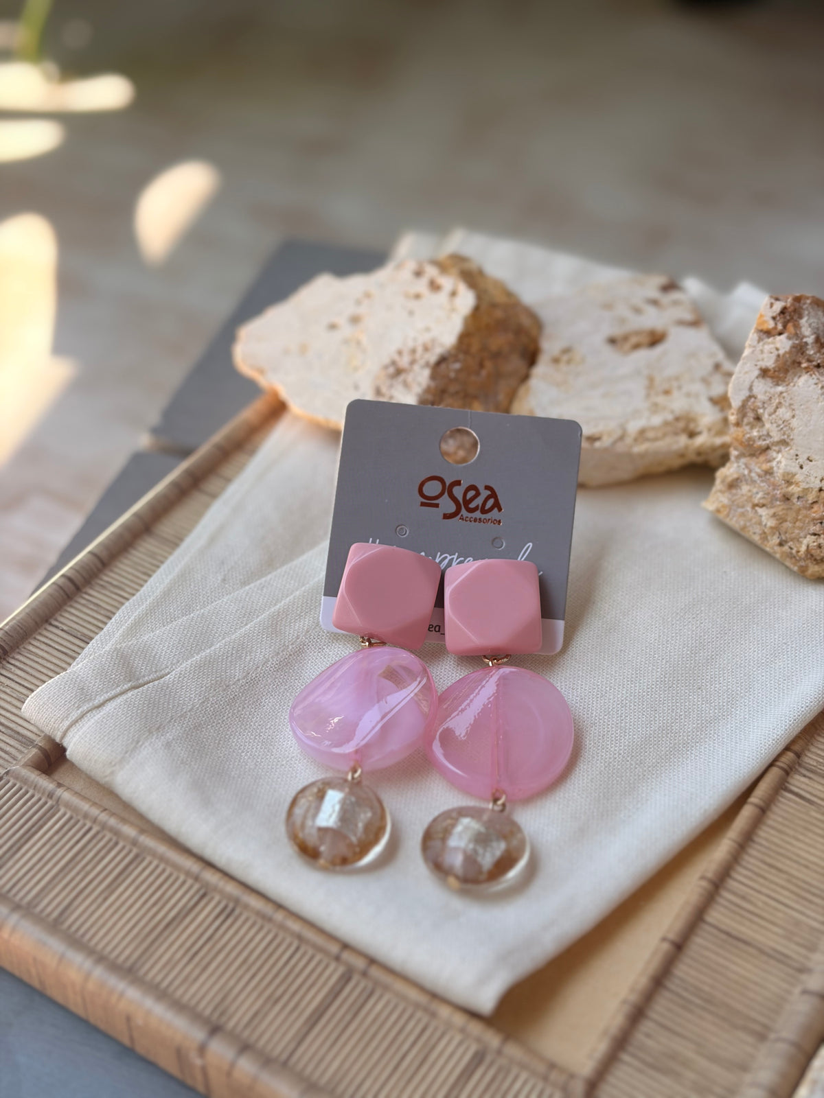Aretes en resina rosados con dije transparente