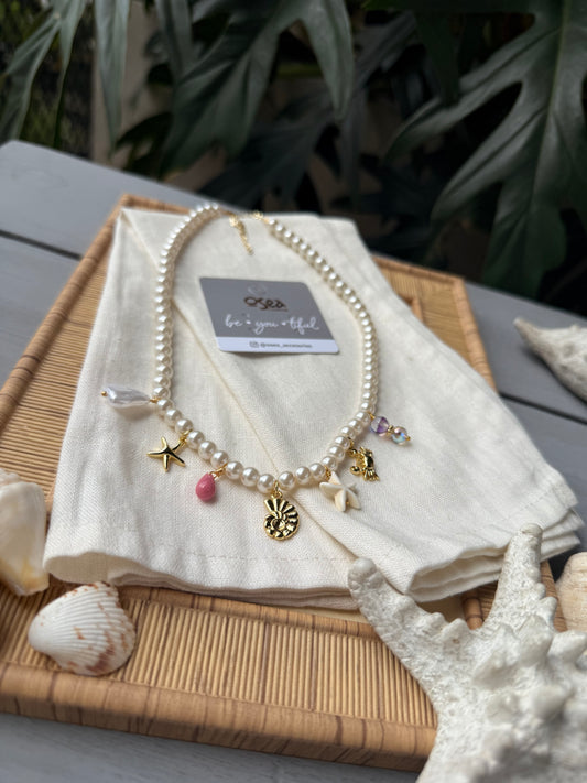 Collar perlas y dijes