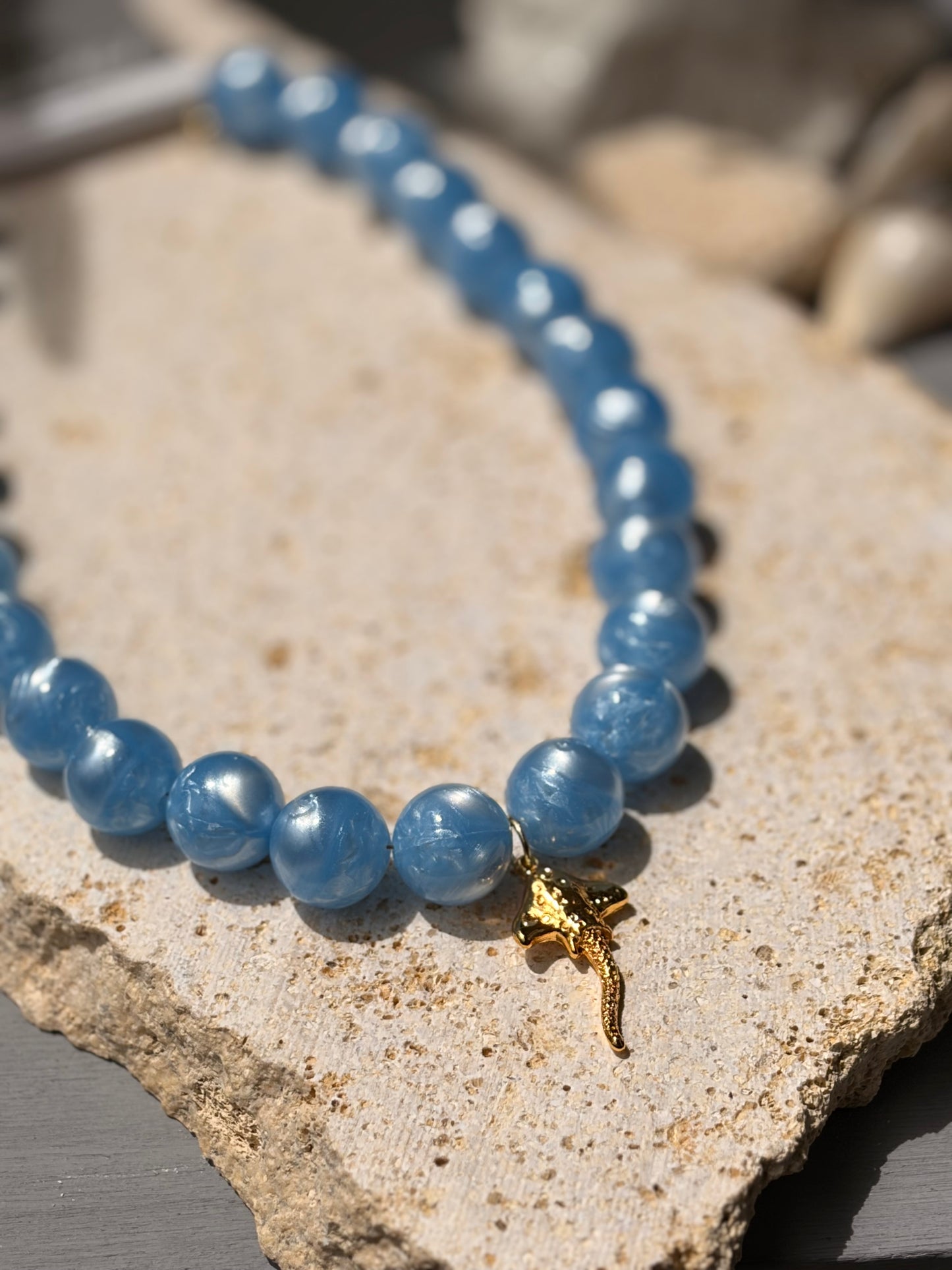 Collar bolas azul nácar dije mantarraya