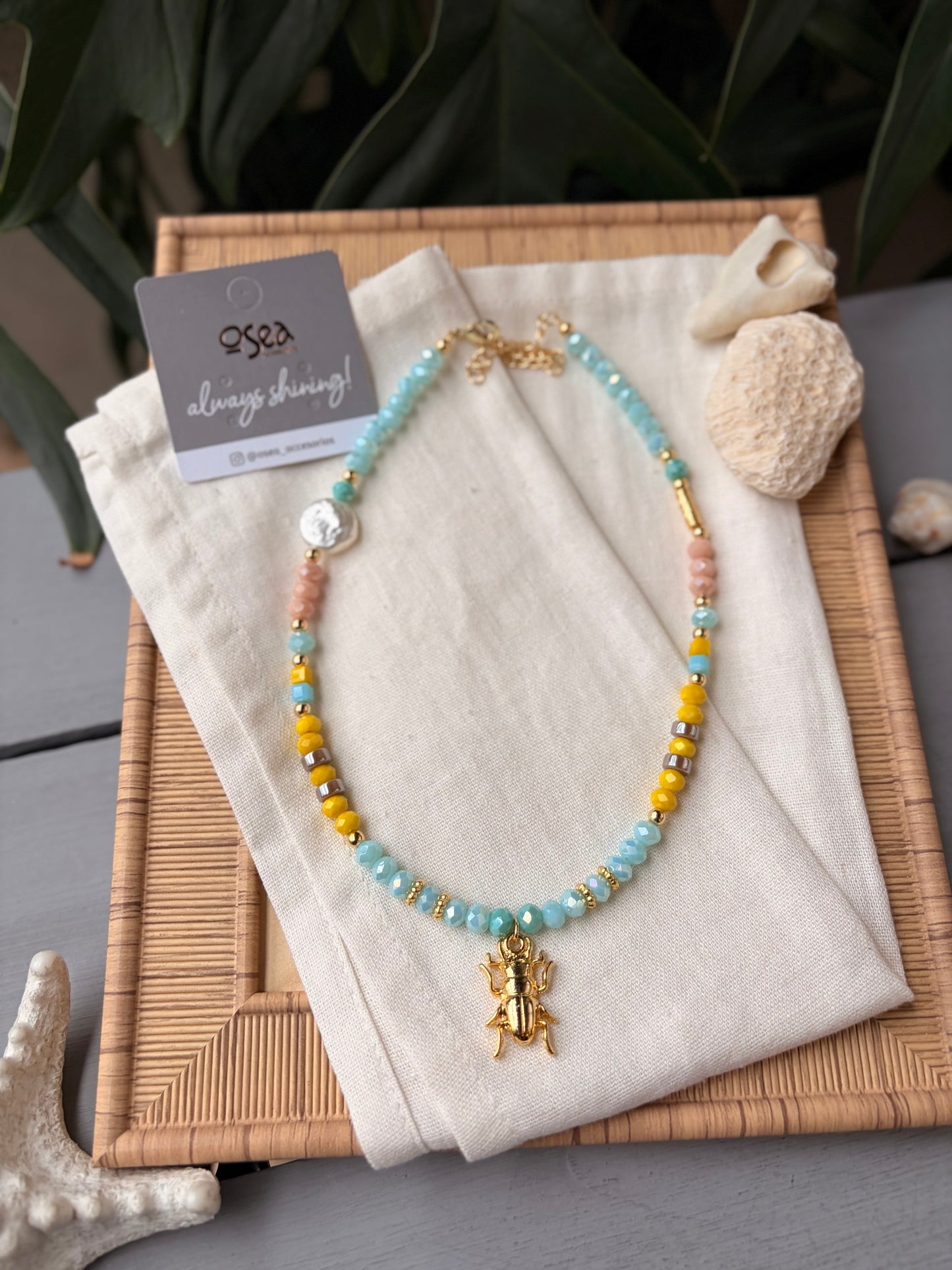 Collar piedras con dije ecarabajo o abeja en 24k