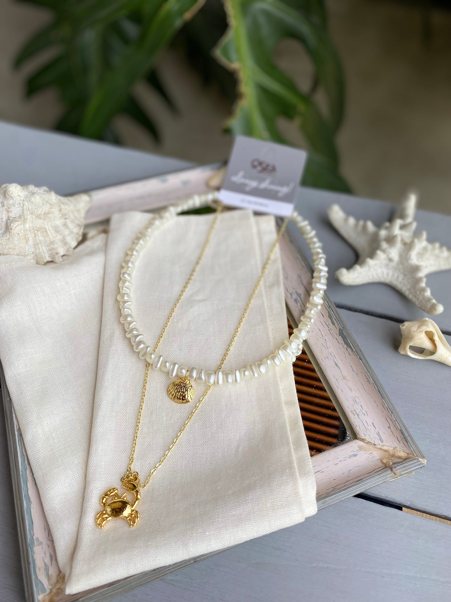 Collar doble perlas y dijes cangrejo y concha