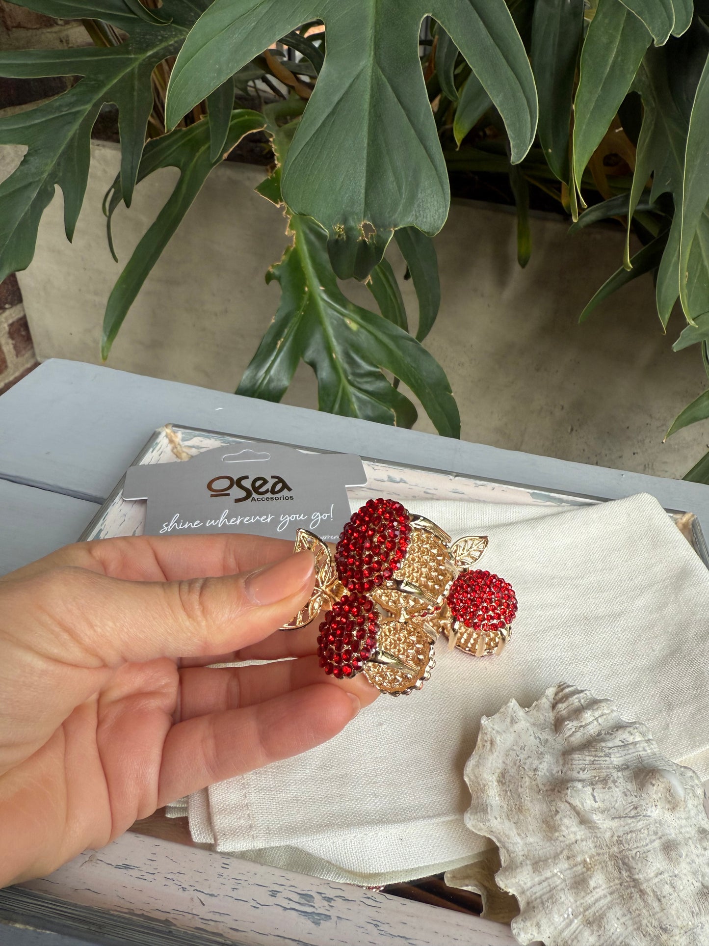 Caimán metálico cereza piedras