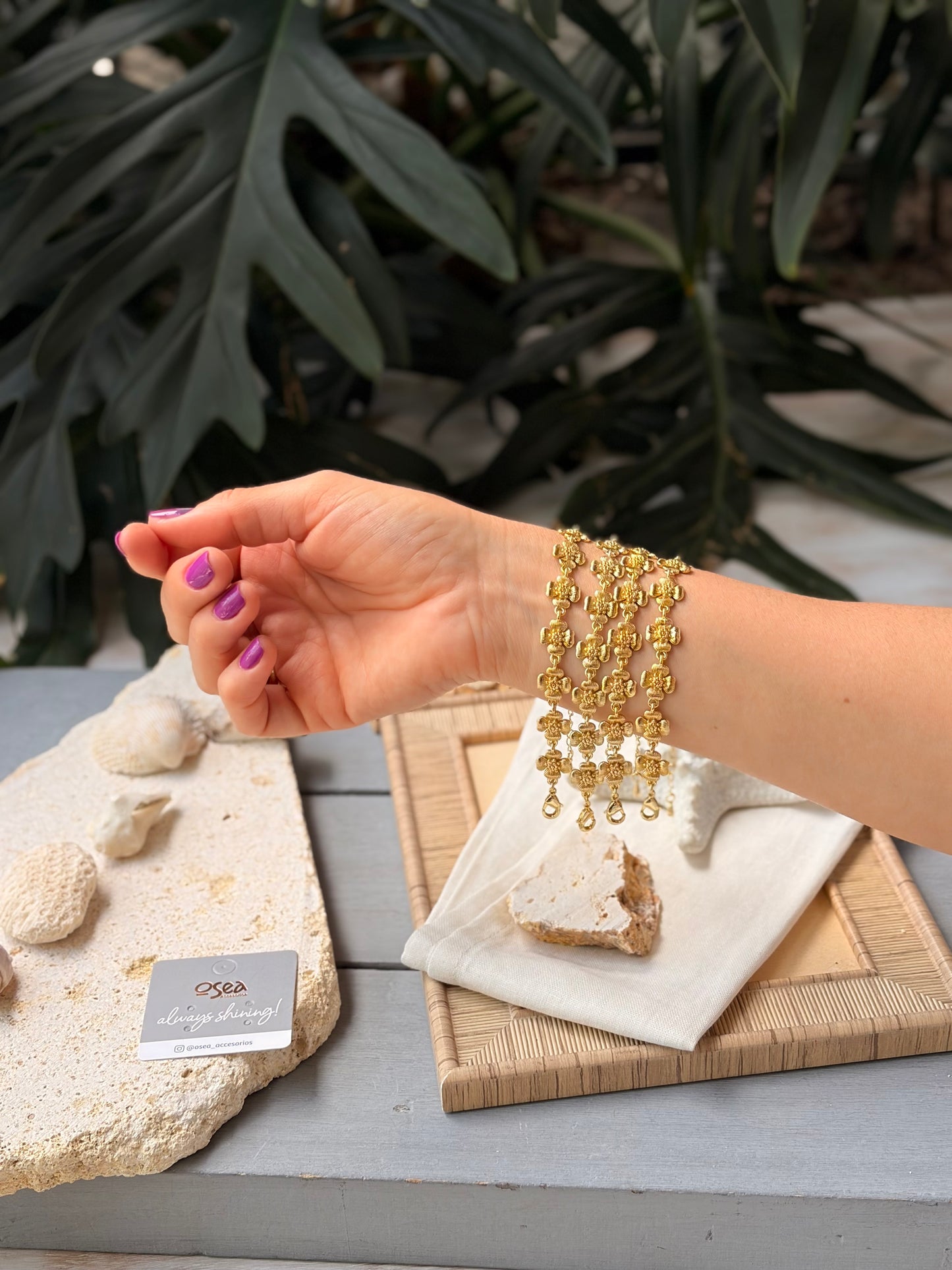 Pulsera rodinada flores y broche