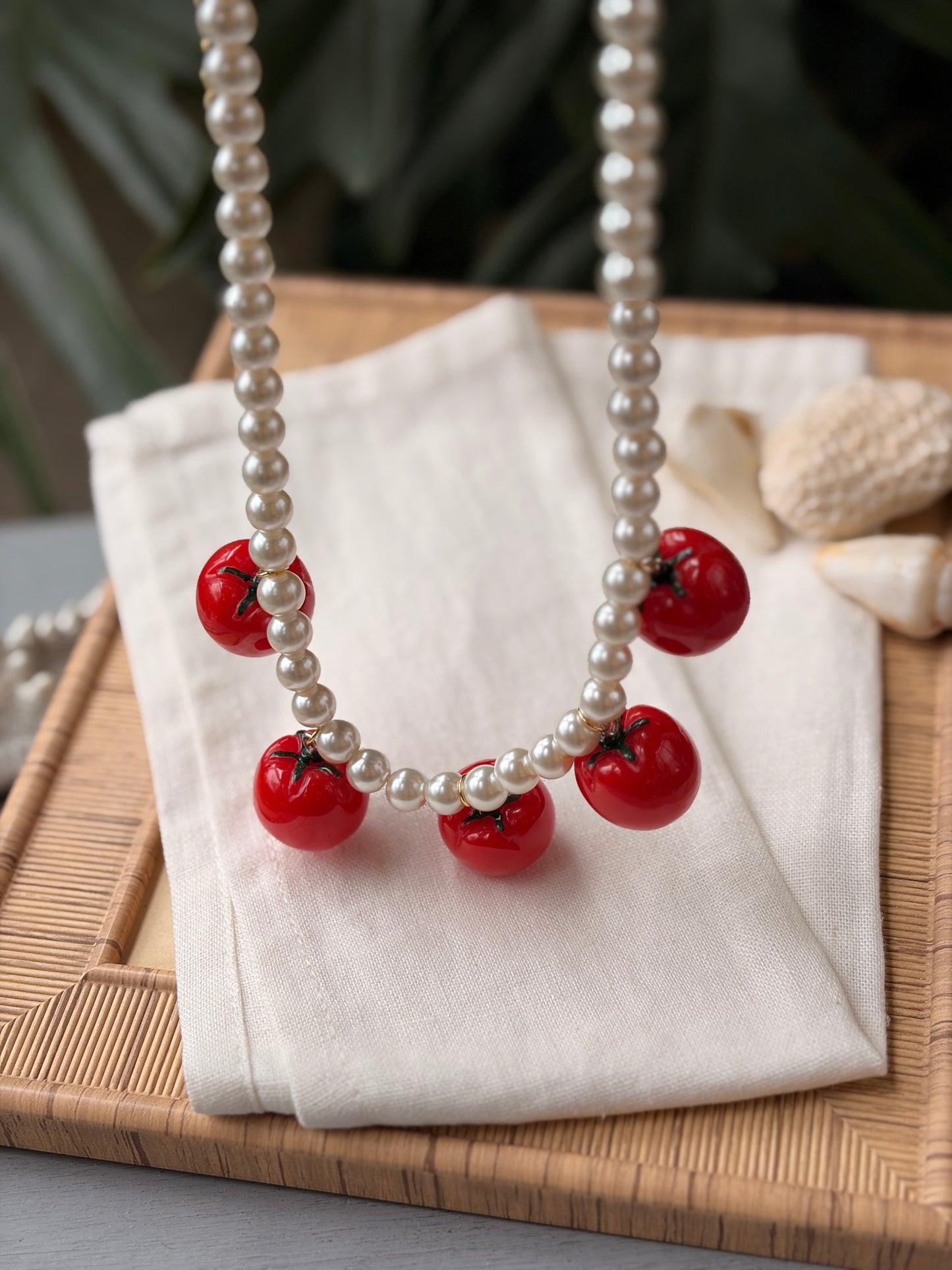 Collar perlas con dijes de tomates