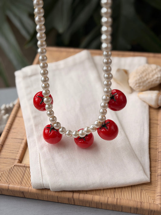 Collar perlas con dijes de tomates