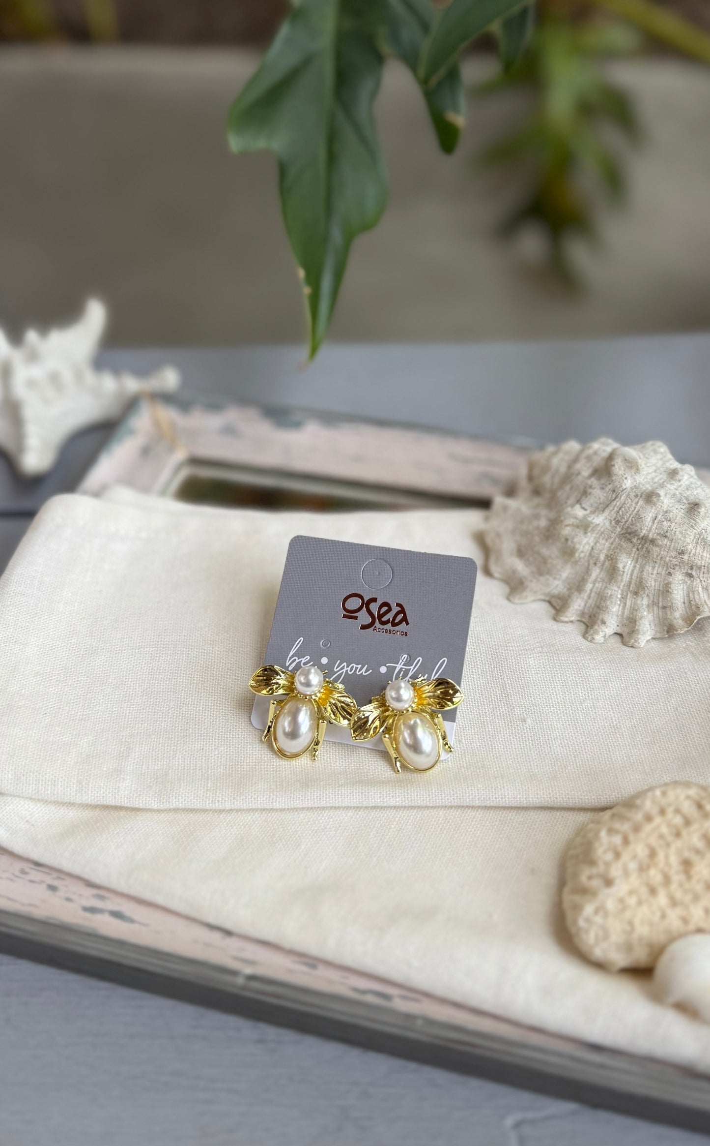 Topos rodinados de abeja con perlas