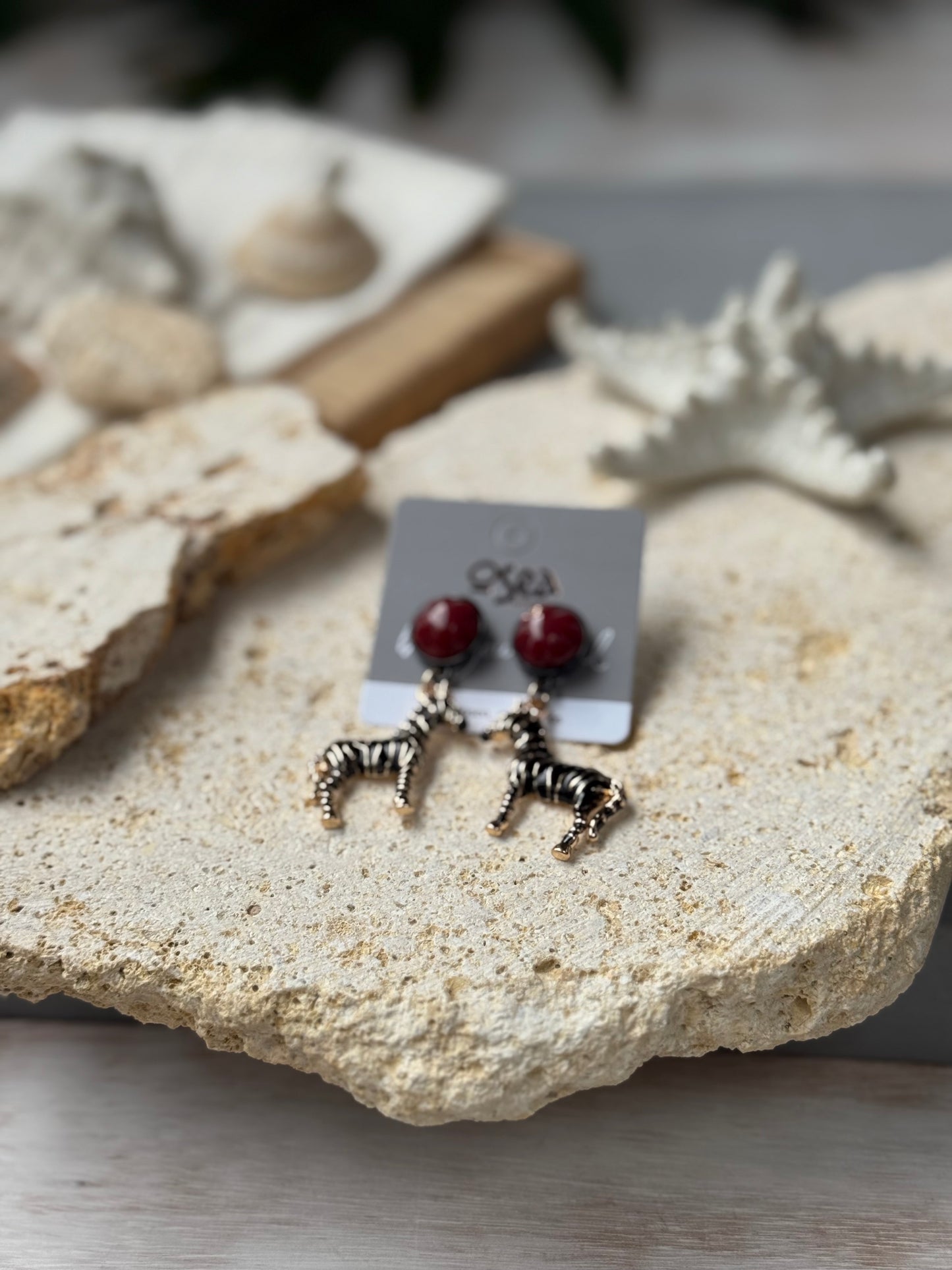Aretes topo con dije de cebra