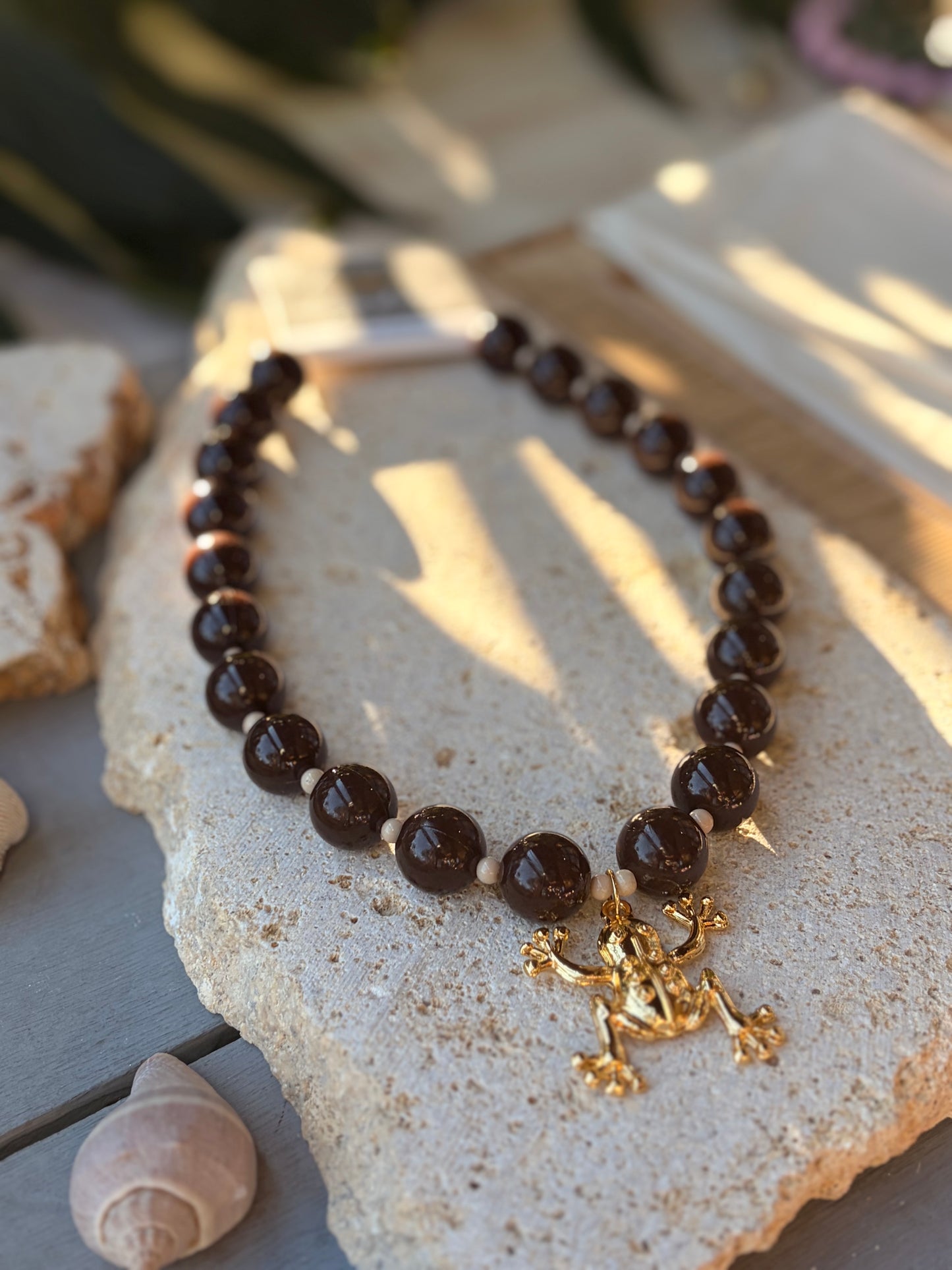 Collar de bolas café oscuro dije rana 24k