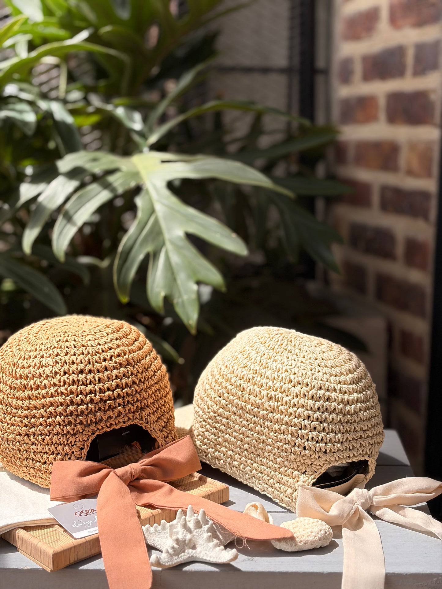 Gorra en fique sintético con moño de tela
