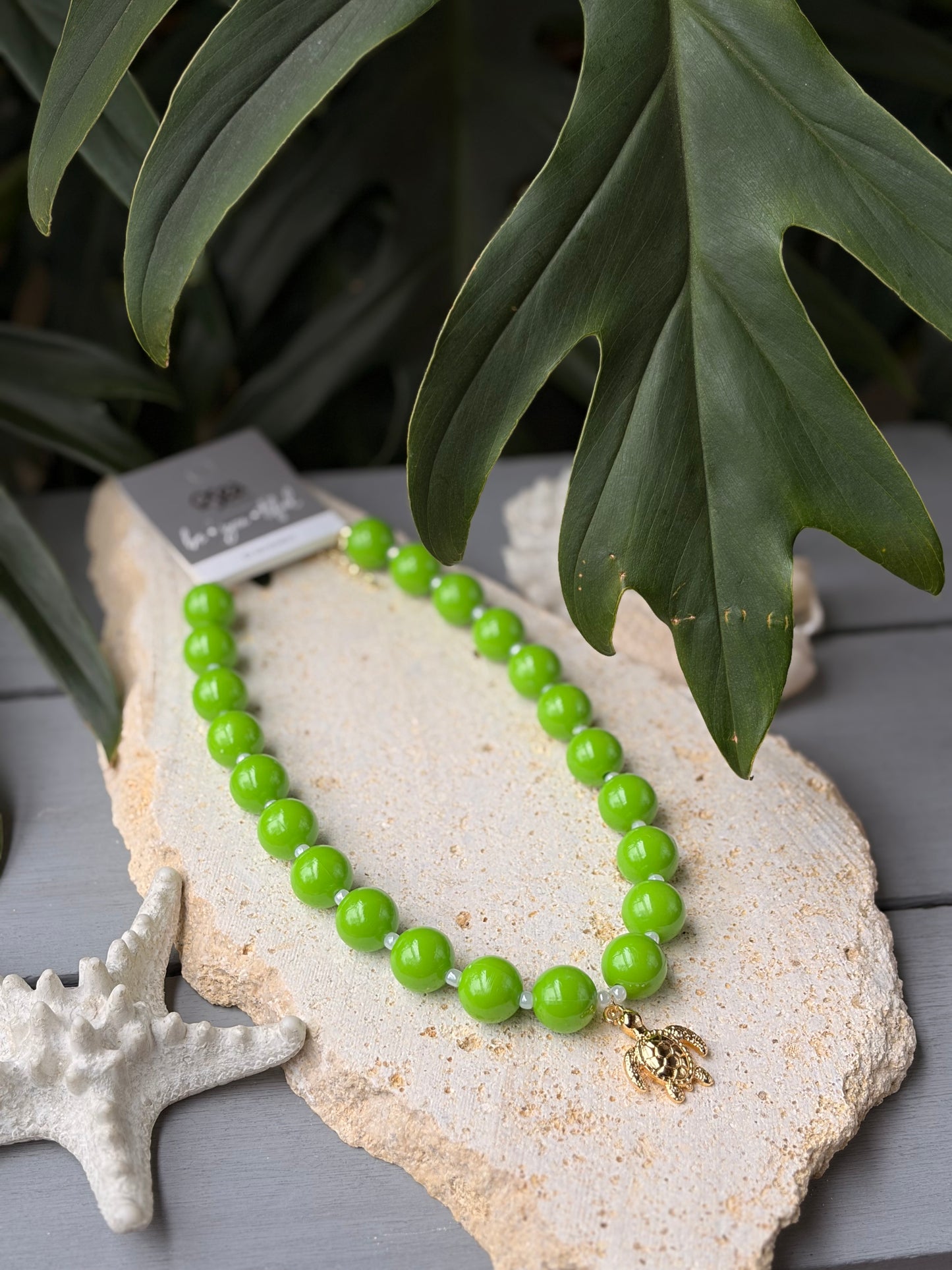 Collar bolas verde dije tortuga de mar