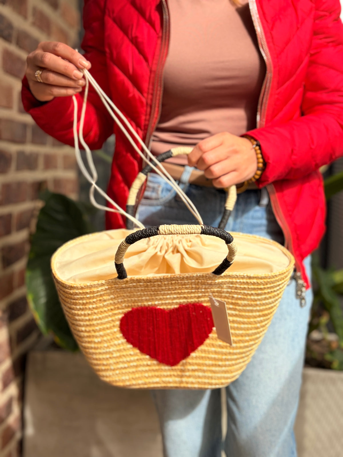 Bolso canasto corazón bordado en lana