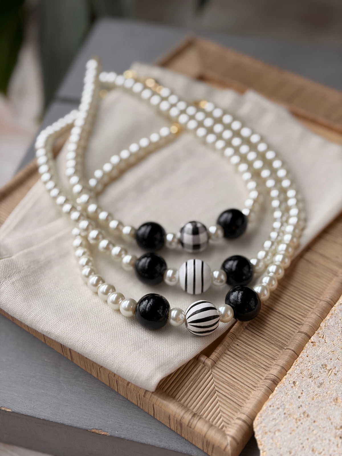 Collar perlas dijes bolas blanco y negro