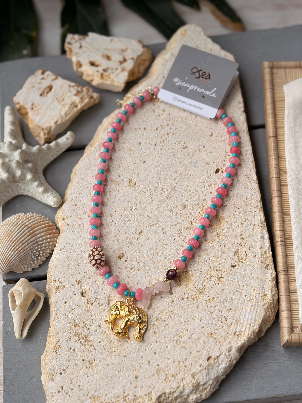 Collar en piedra natural y dije elefante 24k