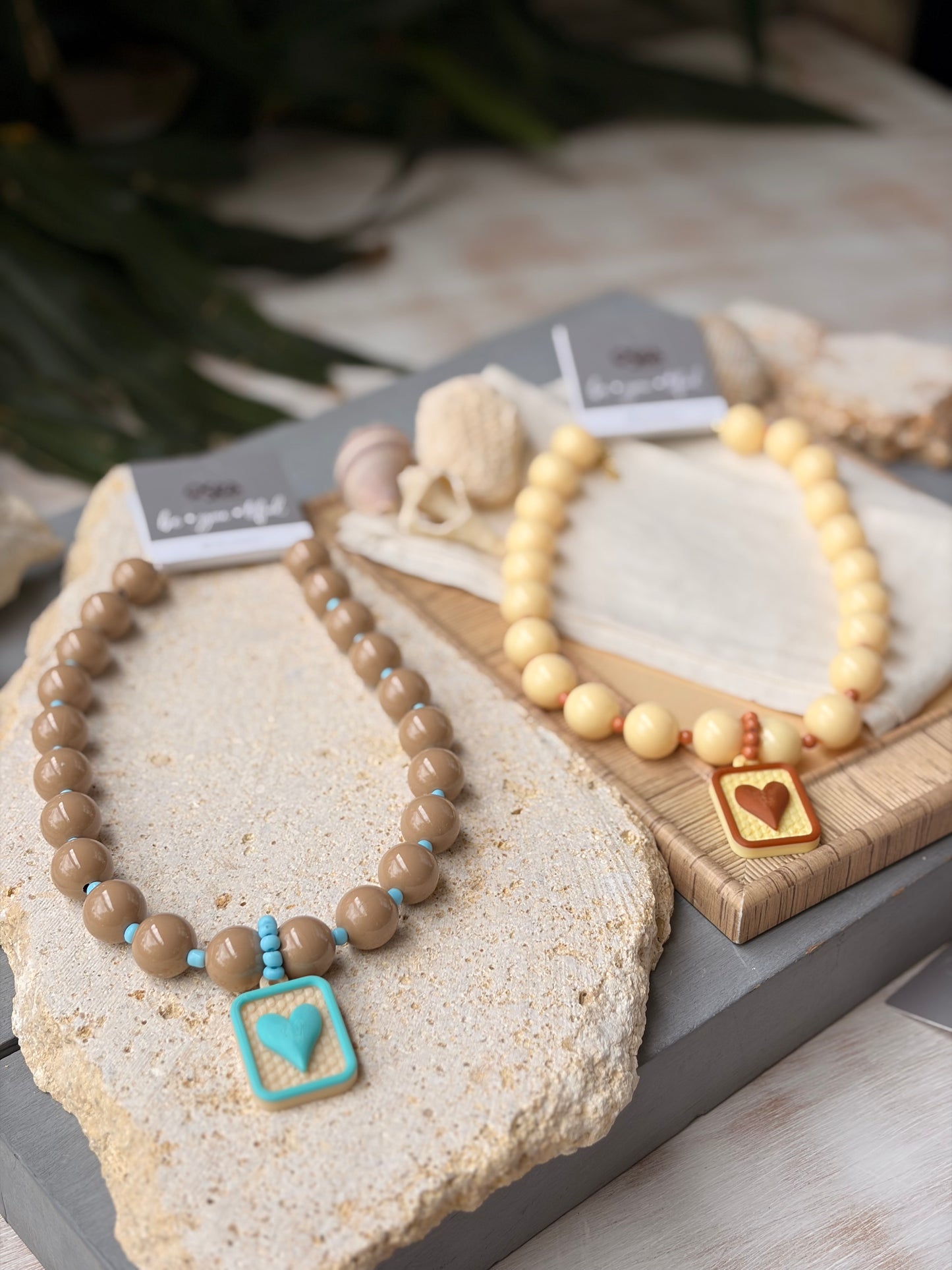 Collar bolas corazón enmarcado